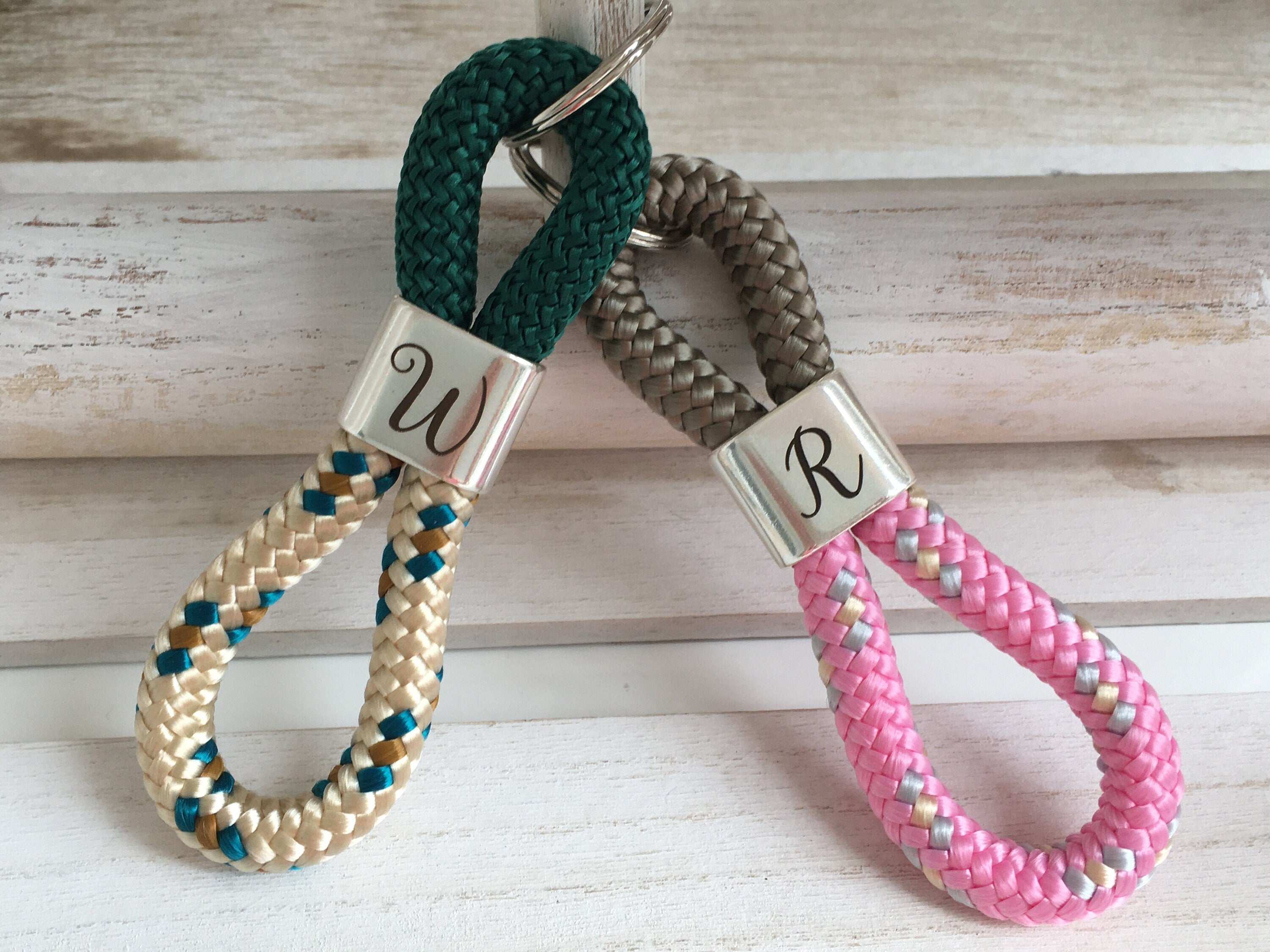 Schlüsselanhänger aus Segelseil mit versilbertem Zwischenstück mit graviertem Buchstaben "I" in Wunschfarbe ganz individuell