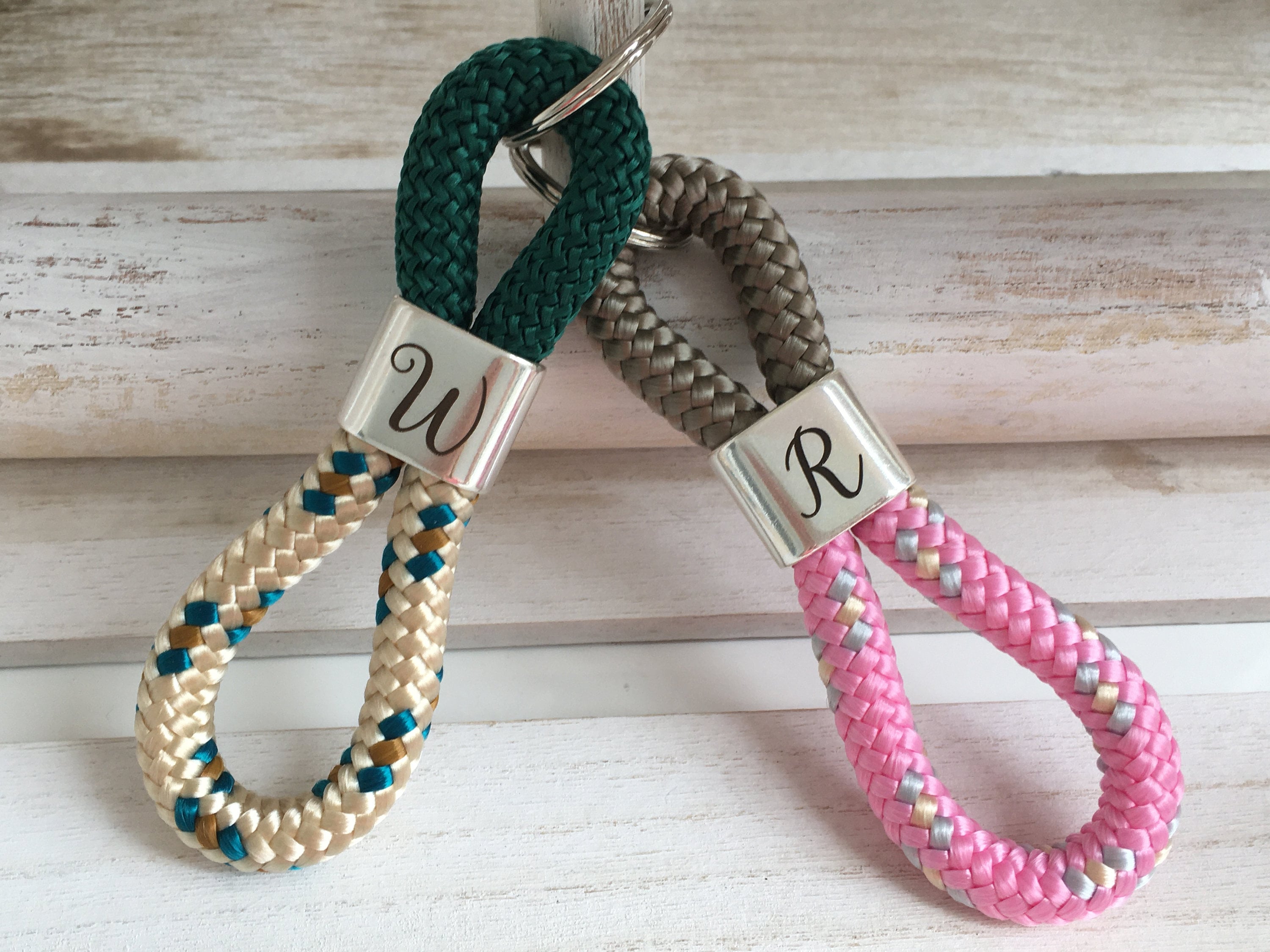 Schlüsselanhänger aus Segelseil mit versilbertem Zwischenstück mit graviertem Buchstaben "M" in Wunschfarbe ganz individuell