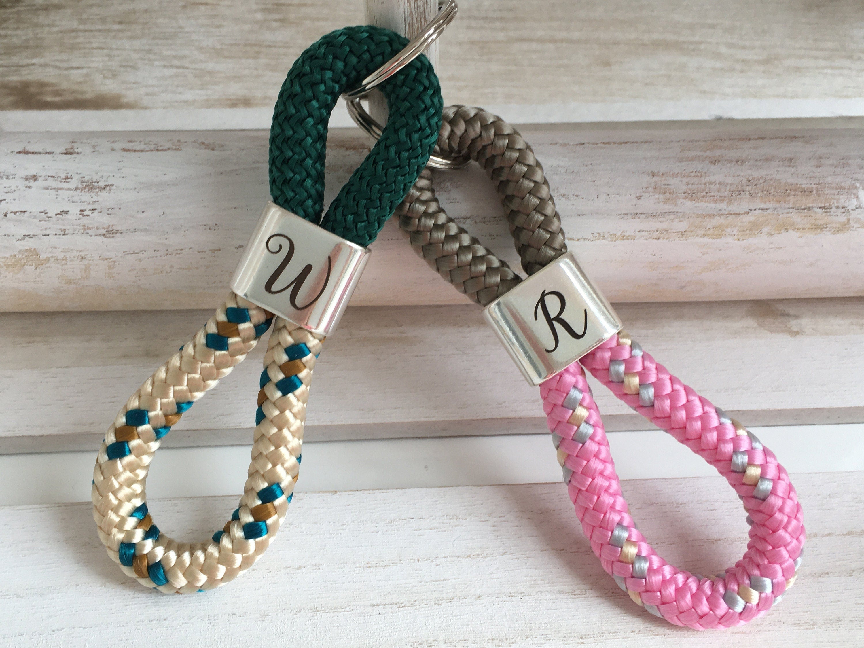 Schlüsselanhänger aus Segelseil mit versilbertem Zwischenstück mit graviertem Buchstaben "S" in Wunschfarbe ganz individuell