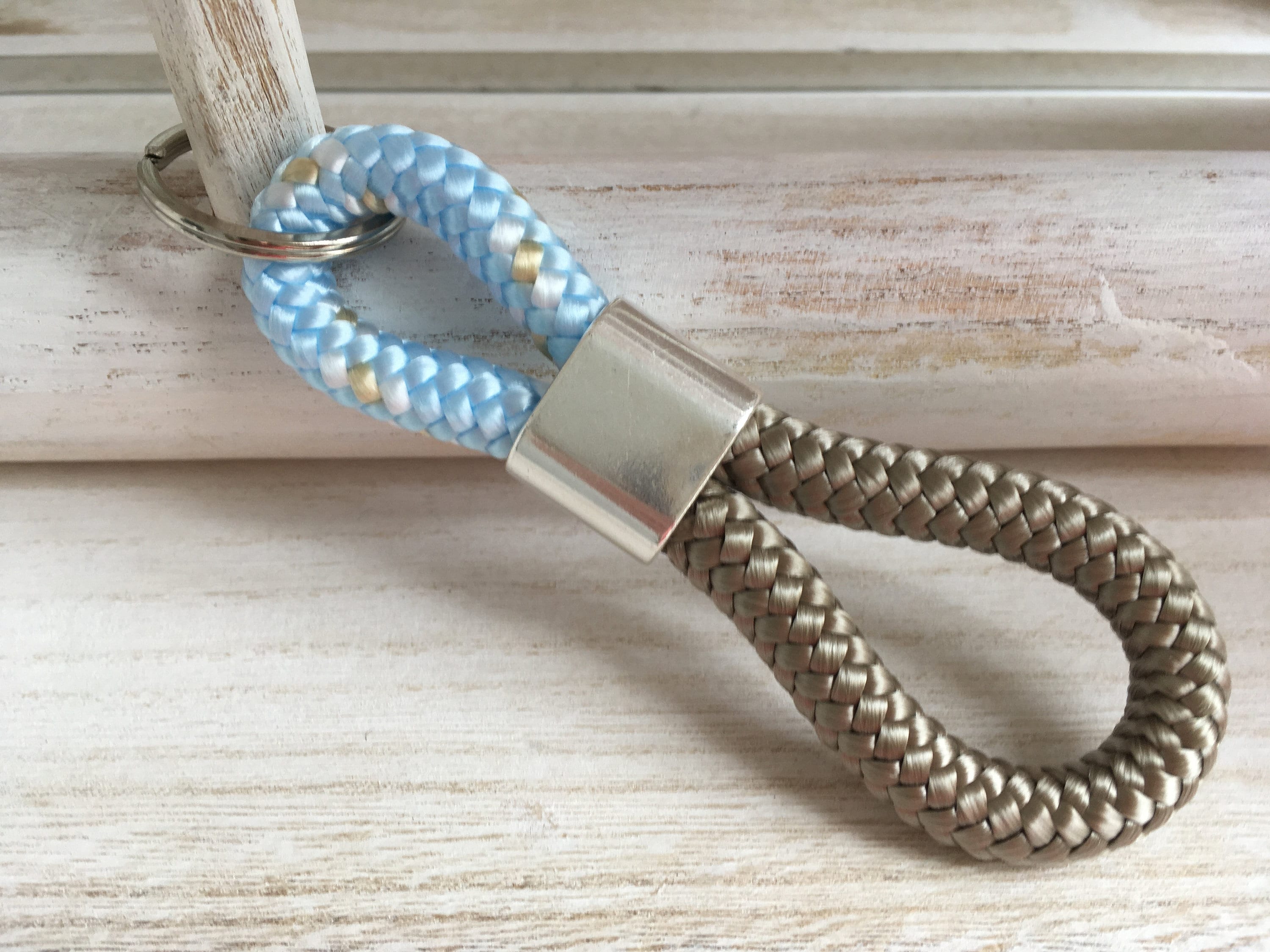 Schlüsselanhänger aus Segelseil mit versilbertem Zwischenstück mit graviertem Buchstaben "M" in Wunschfarbe ganz individuell