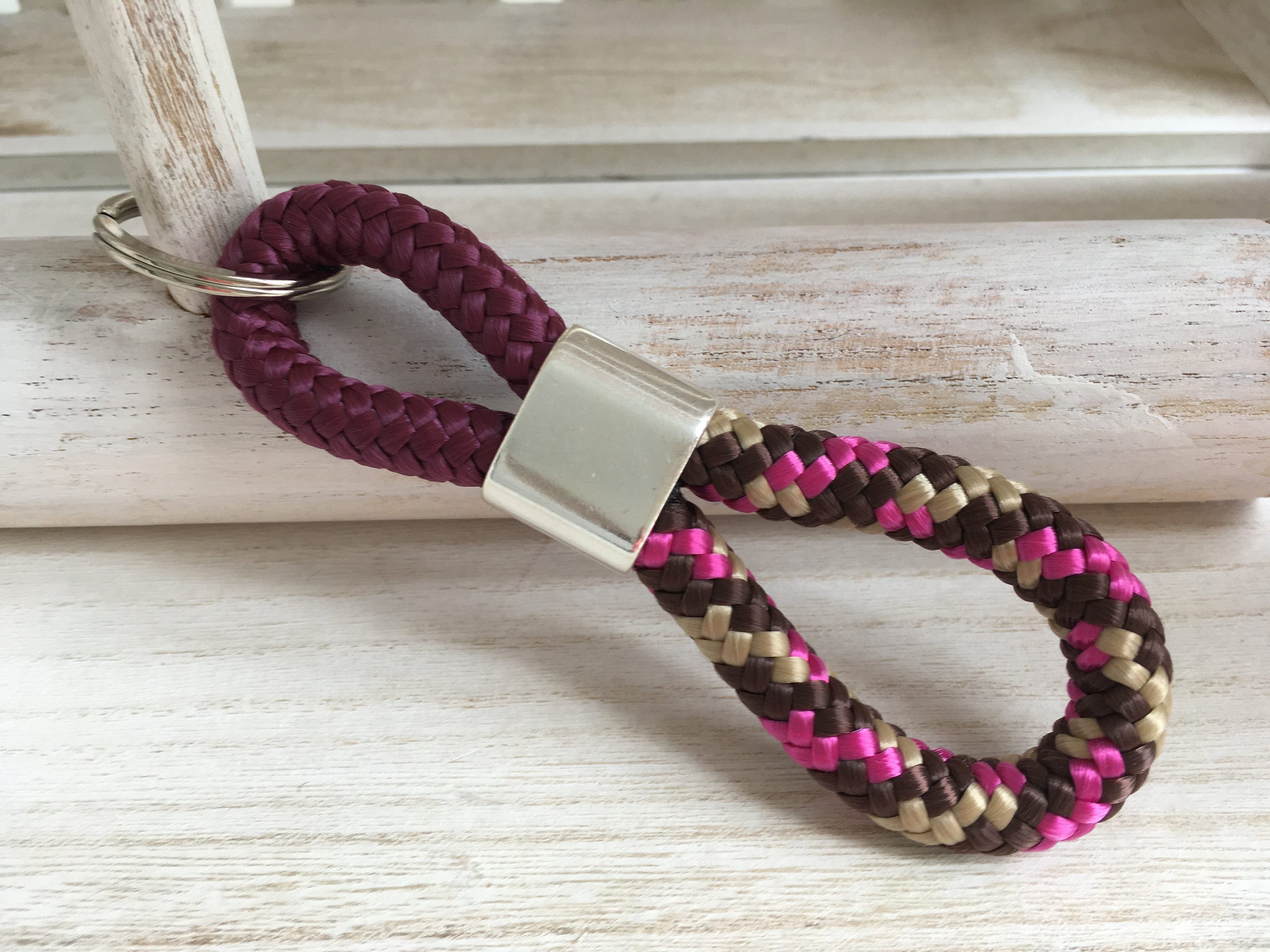 Schlüsselanhänger aus Segelseil mit versilbertem Zwischenstück mit graviertem Buchstaben "M" in Wunschfarbe ganz individuell