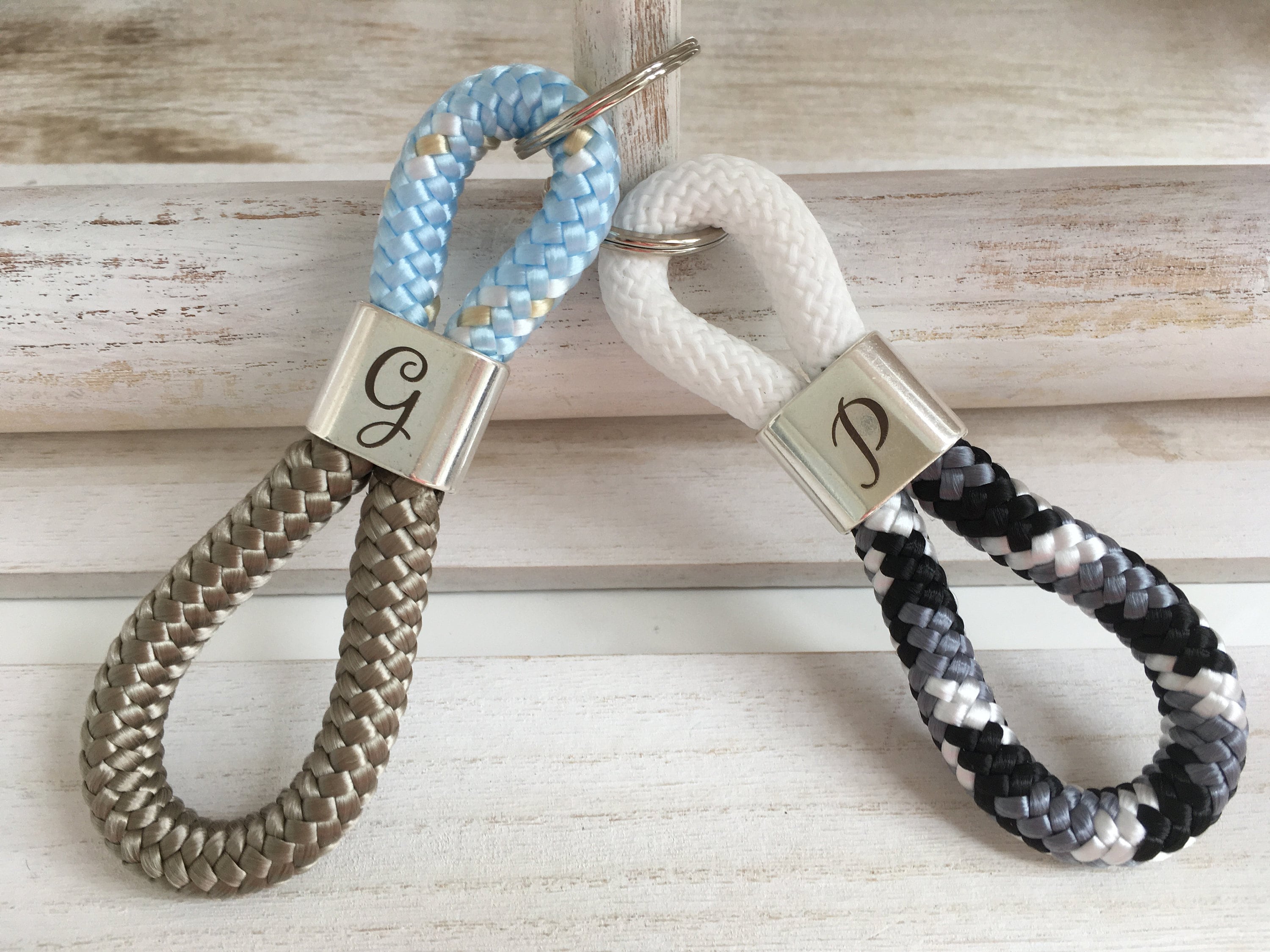 Schlüsselanhänger aus Segelseil mit versilbertem Zwischenstück mit graviertem Buchstaben "M" in Wunschfarbe ganz individuell