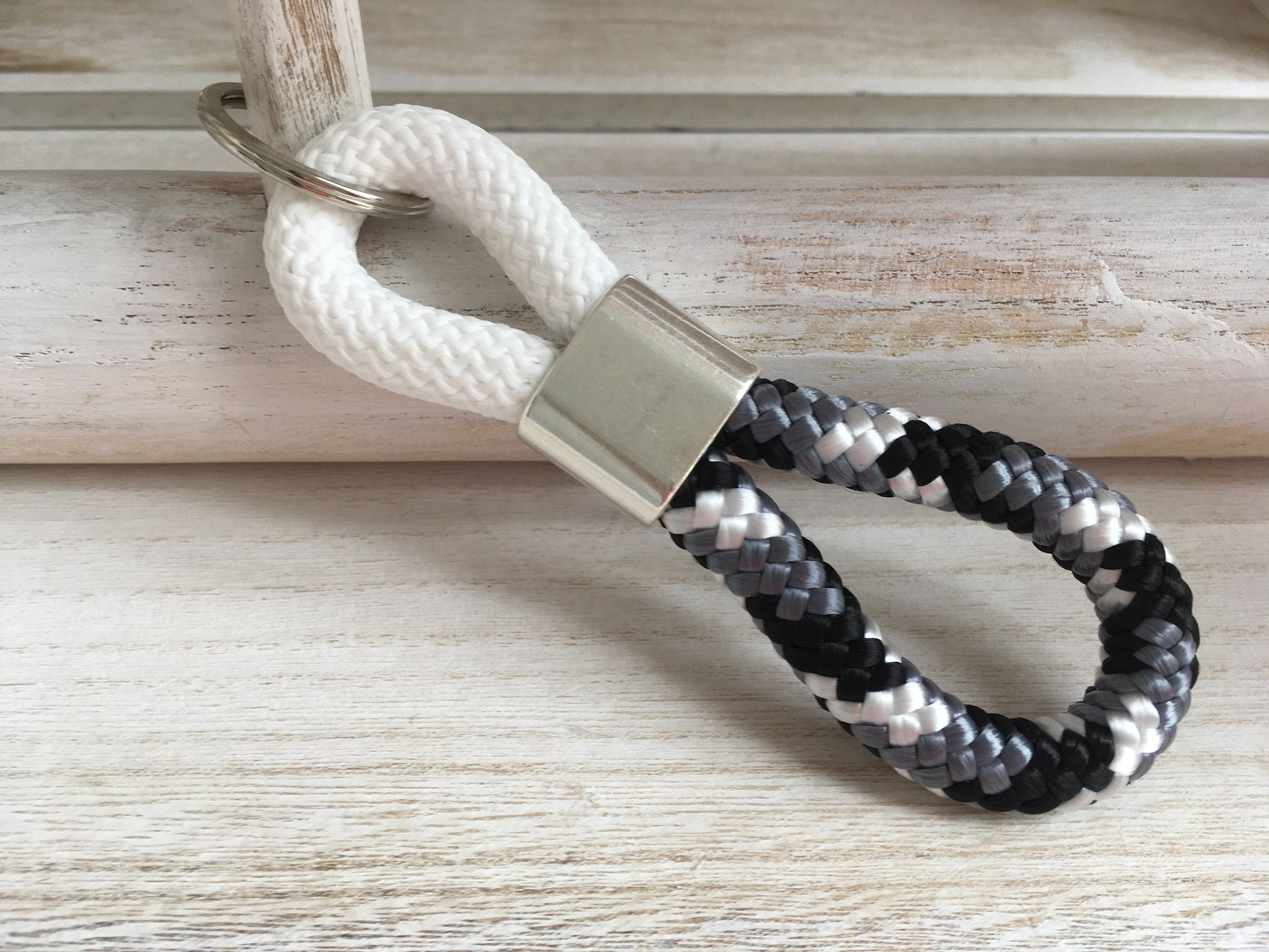 Schlüsselanhänger aus Segelseil mit versilbertem Zwischenstück mit graviertem Buchstaben "M" in Wunschfarbe ganz individuell