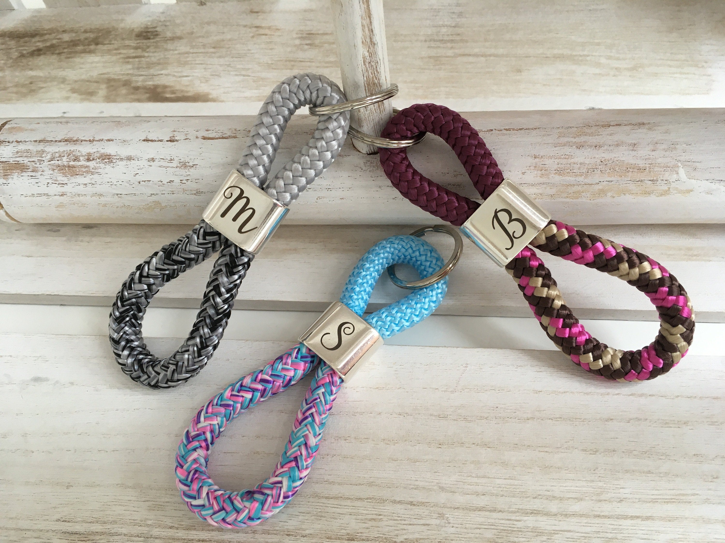 Schlüsselanhänger aus Segelseil mit versilbertem Zwischenstück mit graviertem Buchstaben "M" in Wunschfarbe ganz individuell