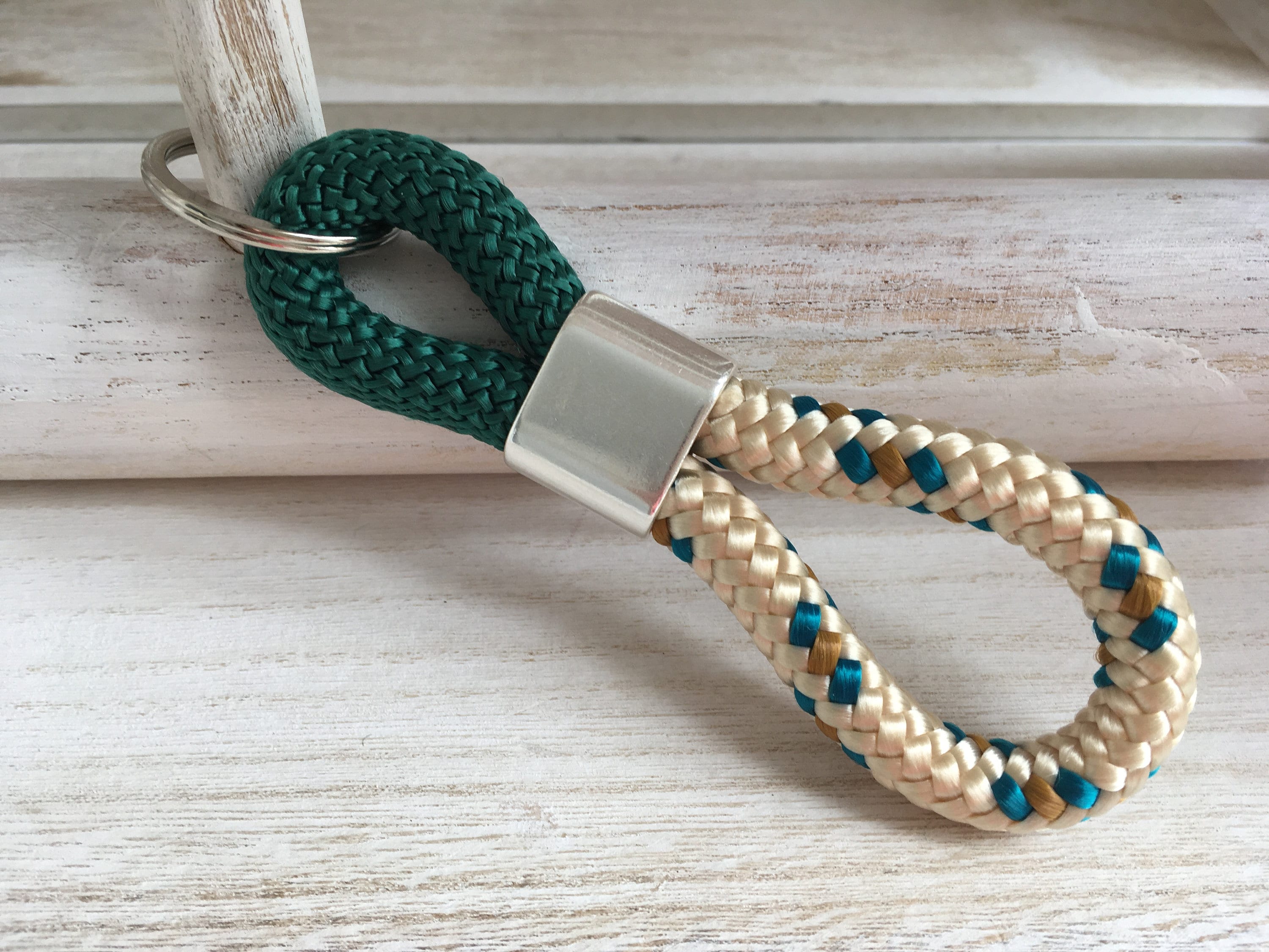 Schlüsselanhänger aus Segelseil mit versilbertem Zwischenstück mit graviertem Buchstaben "M" in Wunschfarbe ganz individuell