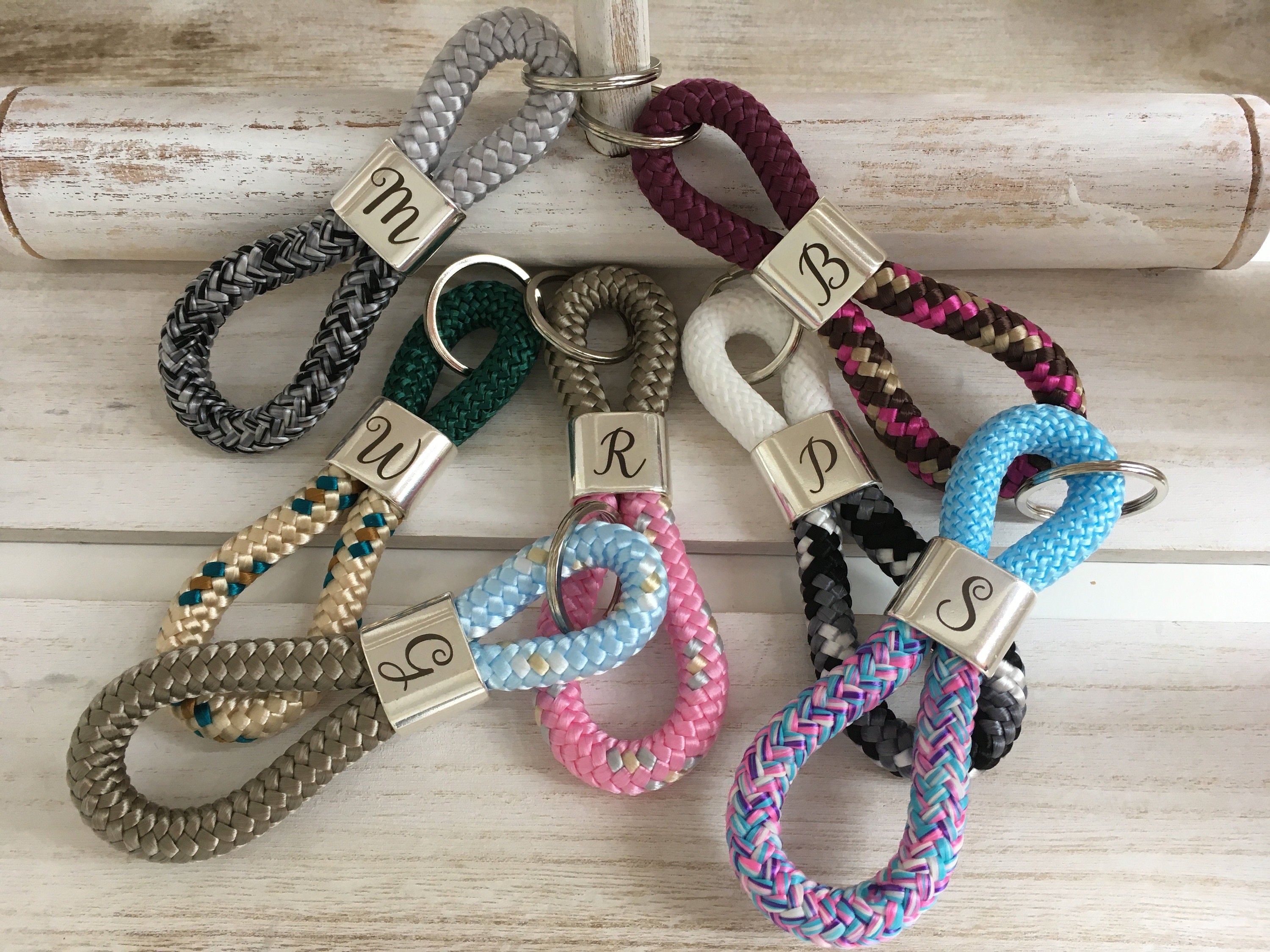 Schlüsselanhänger aus Segelseil mit versilbertem Zwischenstück mit graviertem Buchstaben "M" in Wunschfarbe ganz individuell