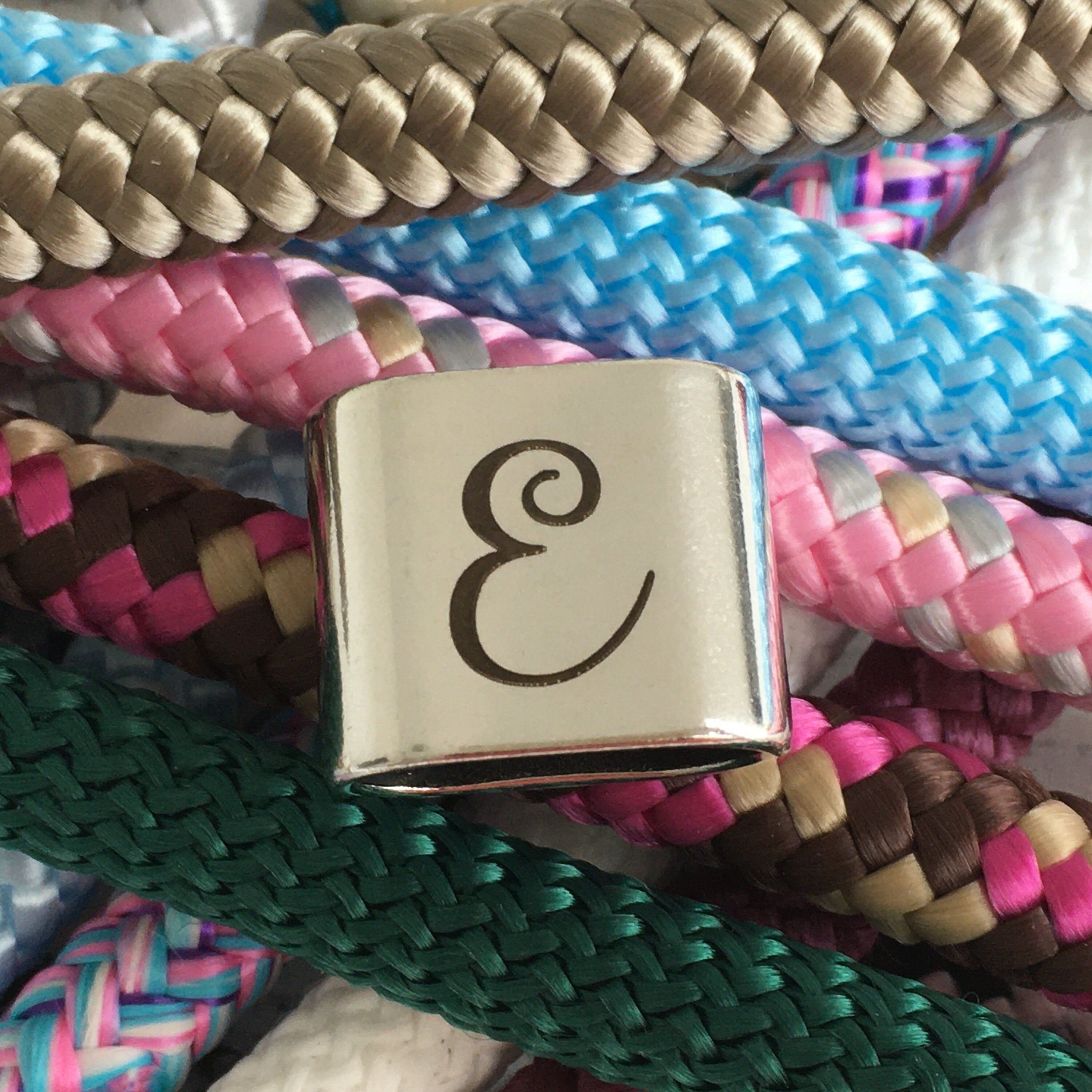 Schlüsselanhänger aus Segelseil mit versilbertem Zwischenstück mit graviertem Buchstaben "E" in Wunschfarbe ganz individuell