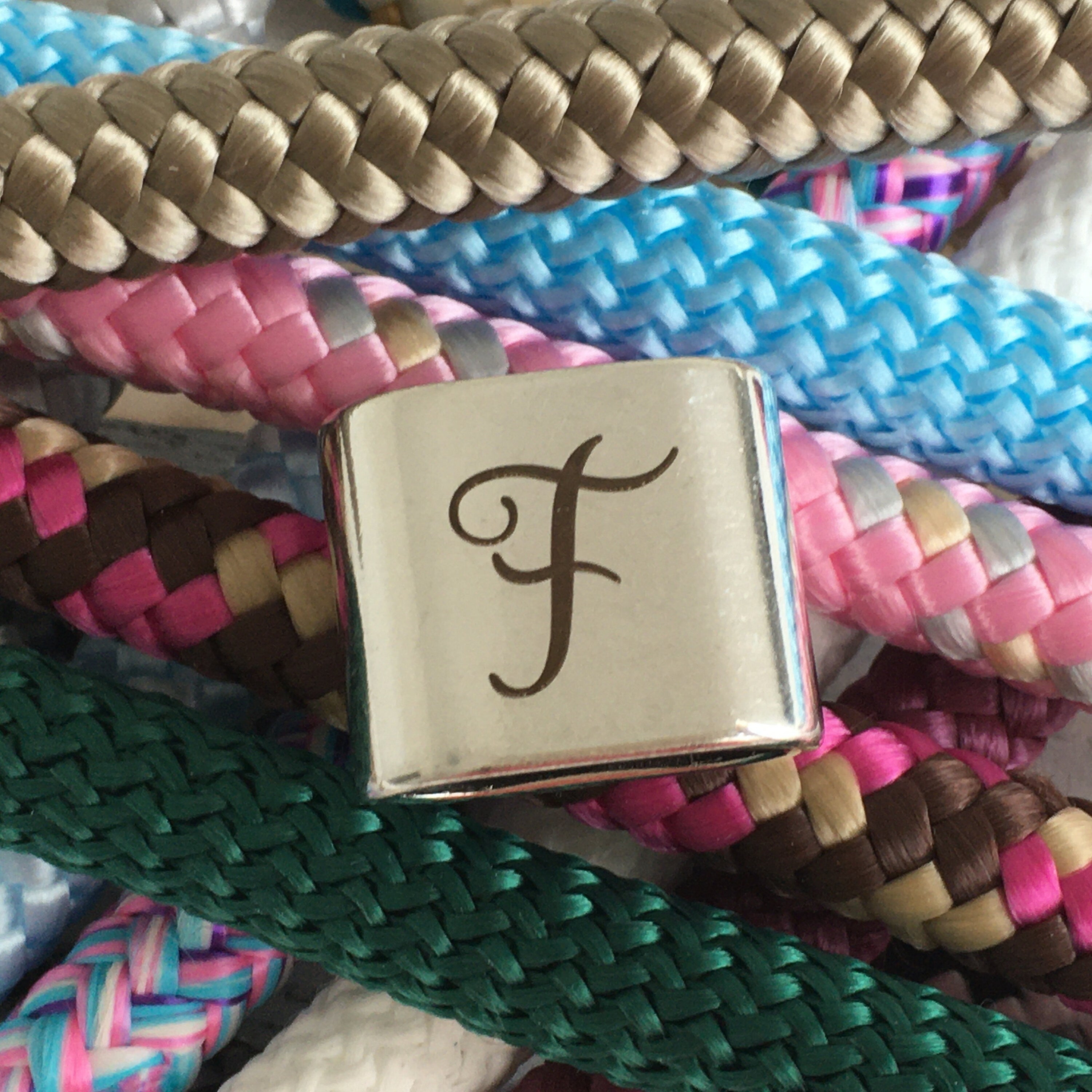 Schlüsselanhänger aus Segelseil mit versilbertem Zwischenstück mit graviertem Buchstaben "F" in Wunschfarbe ganz individuell