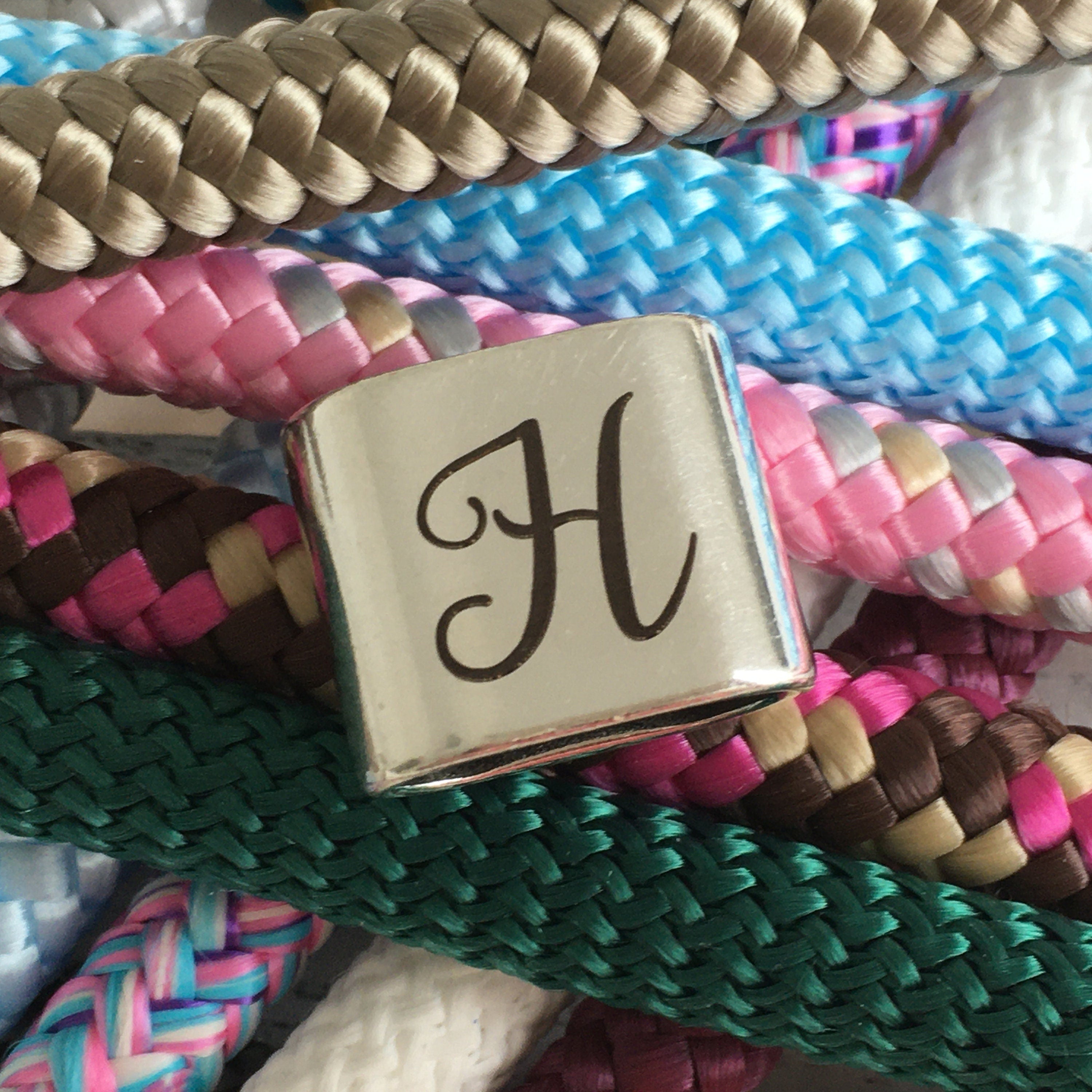 Schlüsselanhänger aus Segelseil mit versilbertem Zwischenstück mit graviertem Buchstaben "H" in Wunschfarbe ganz individuell
