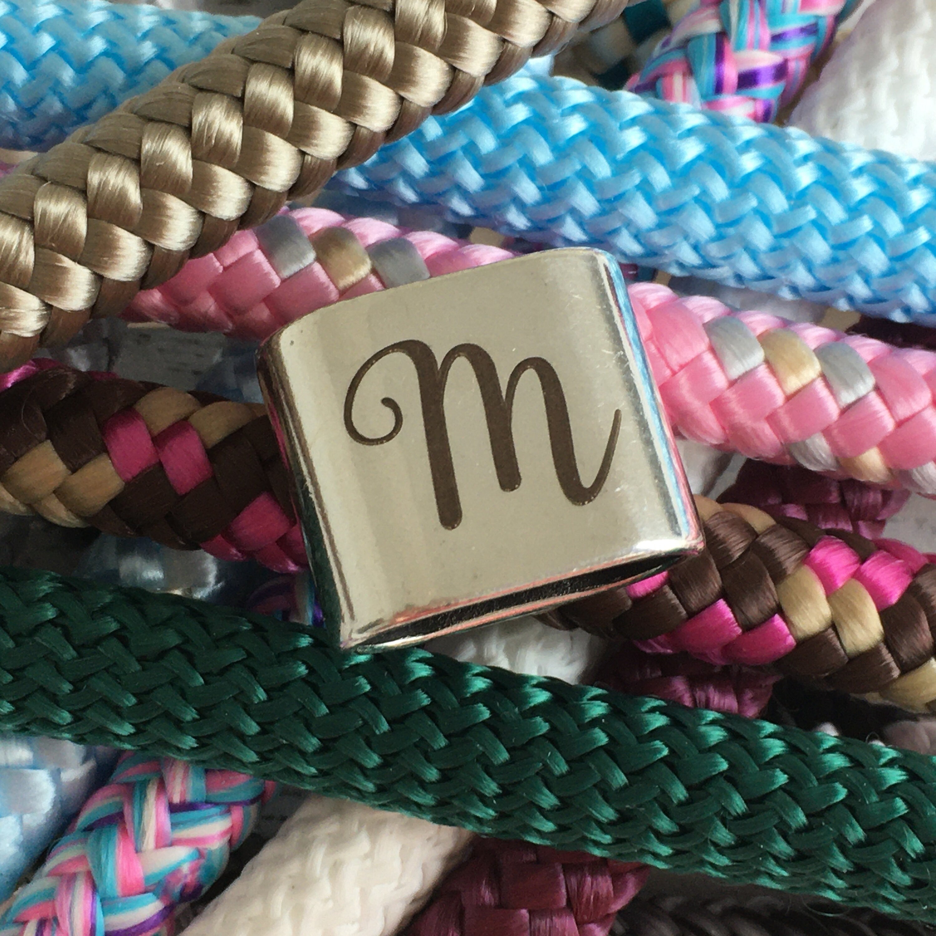 Schlüsselanhänger aus Segelseil mit versilbertem Zwischenstück mit graviertem Buchstaben "M" in Wunschfarbe ganz individuell