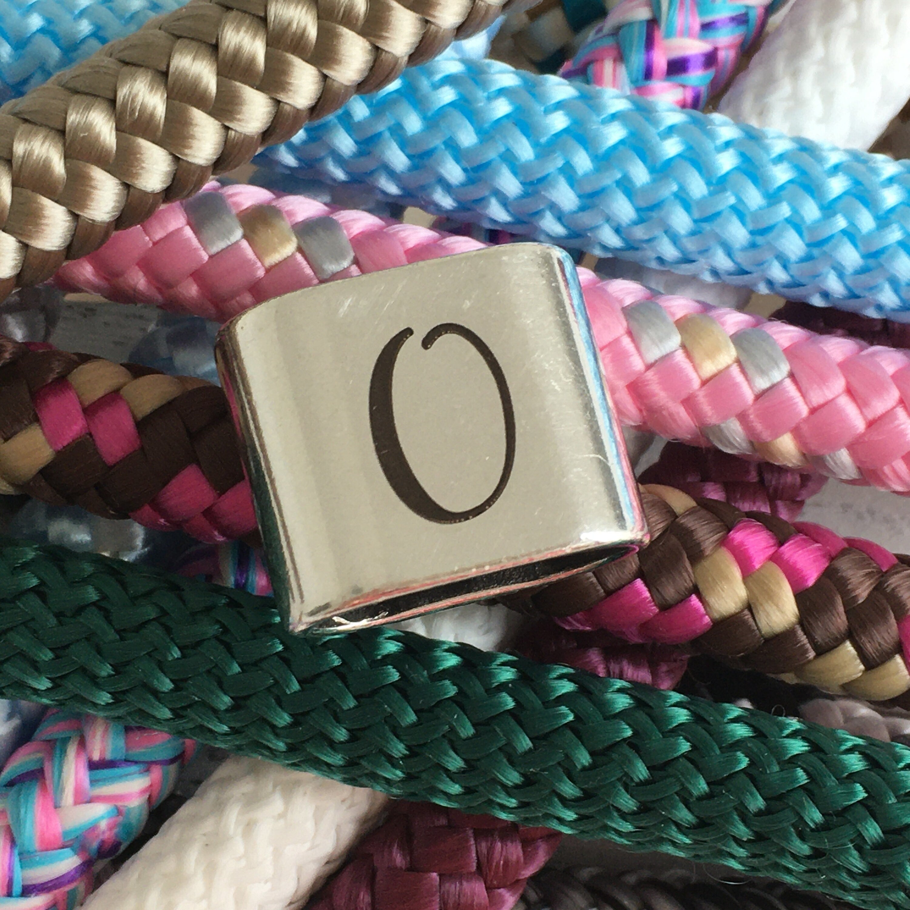 Schlüsselanhänger aus Segelseil mit versilbertem Zwischenstück mit graviertem Buchstaben "O" in Wunschfarbe ganz individuell