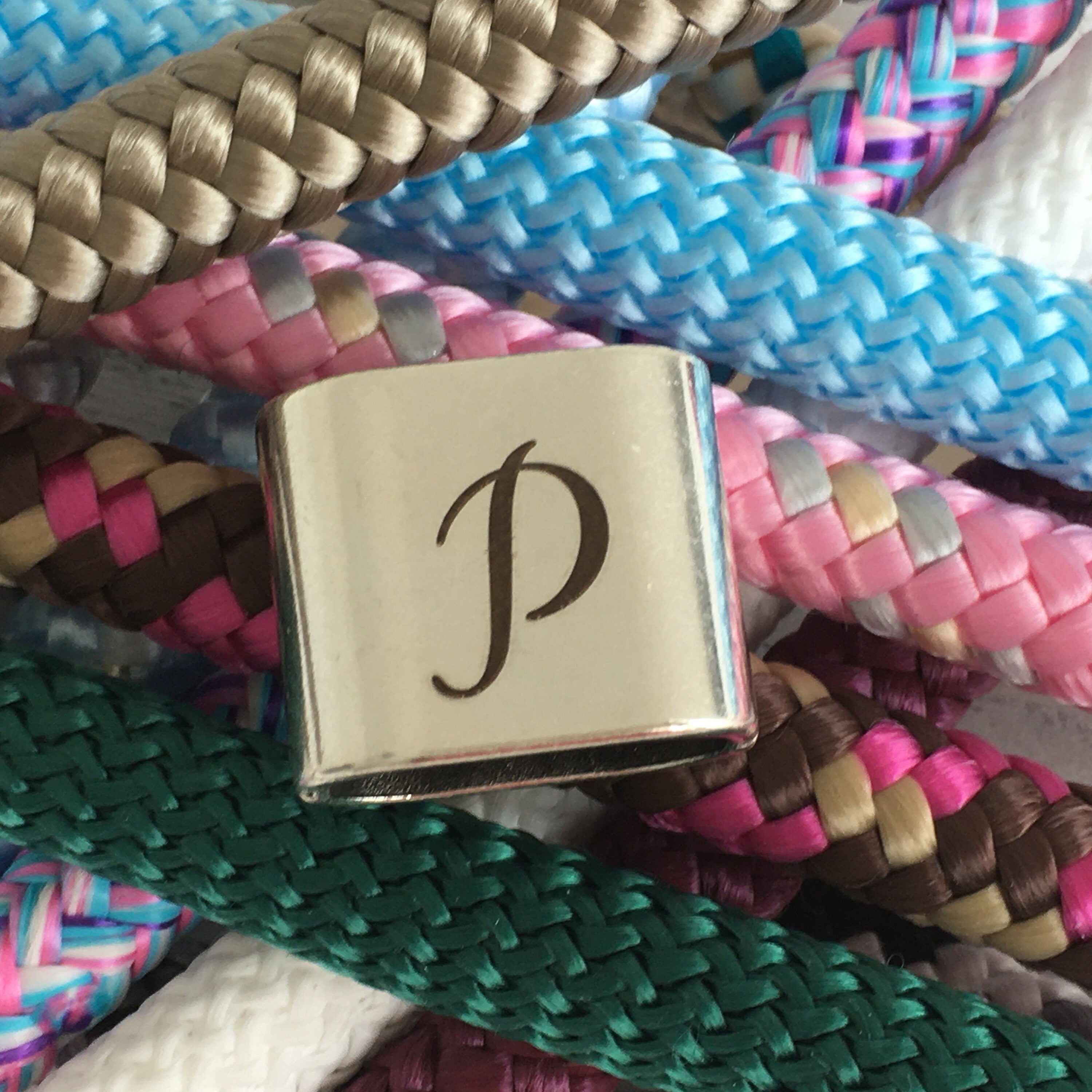Schlüsselanhänger aus Segelseil mit versilbertem Zwischenstück mit graviertem Buchstaben "P" in Wunschfarbe ganz individuell