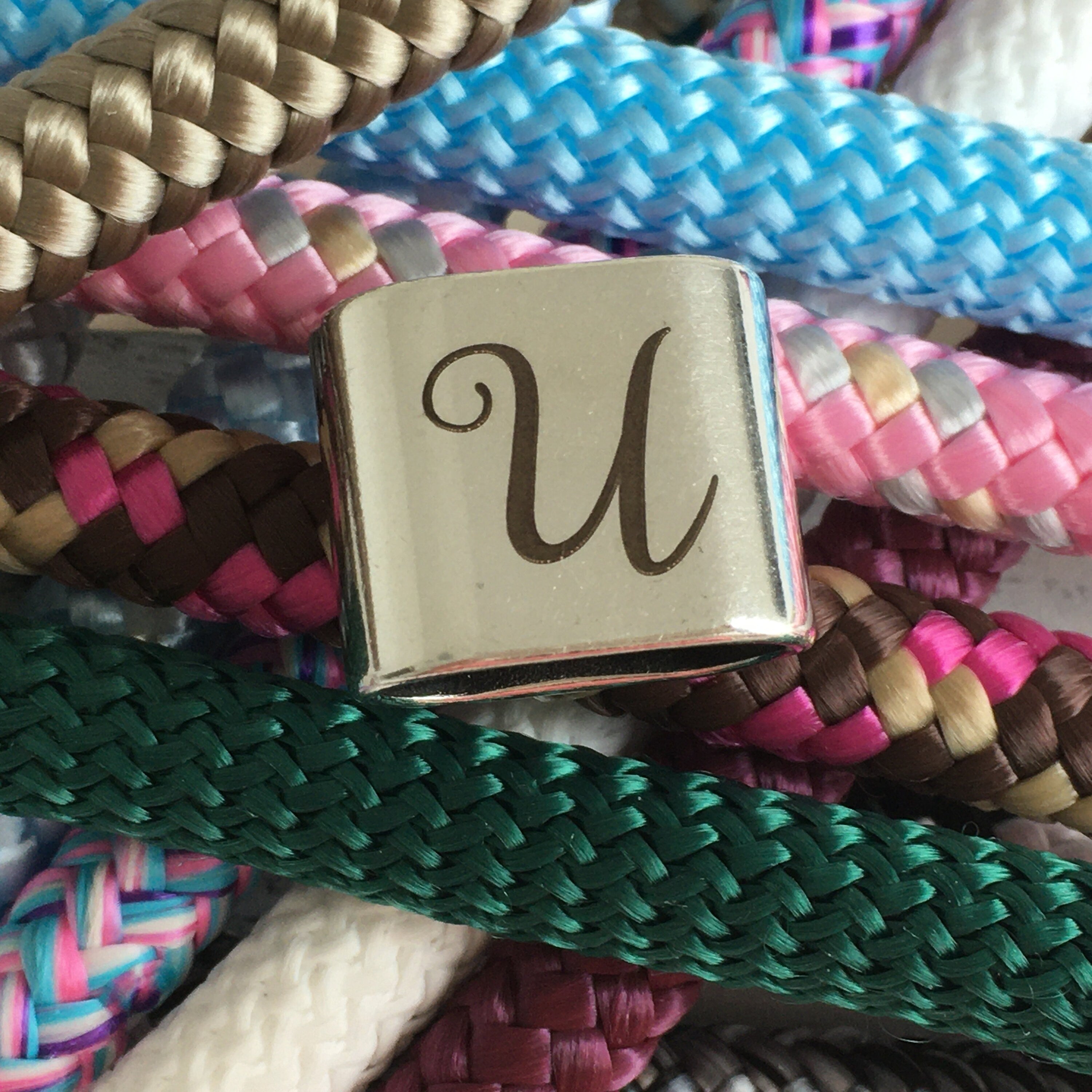 Schlüsselanhänger aus Segelseil mit versilbertem Zwischenstück mit graviertem Buchstaben "U" in Wunschfarbe ganz individuell