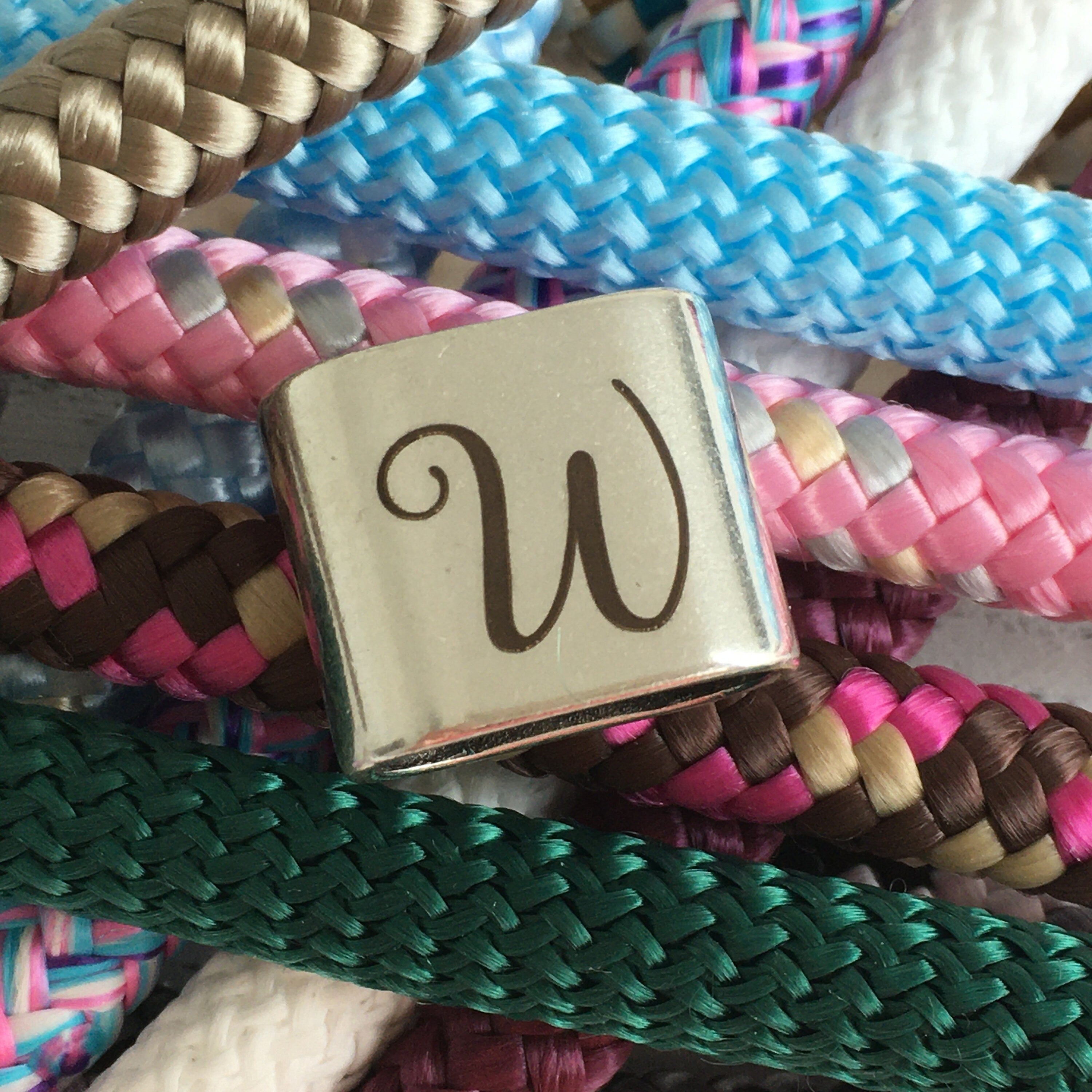 Schlüsselanhänger aus Segelseil mit versilbertem Zwischenstück mit graviertem Buchstaben "W" in Wunschfarbe ganz individuell
