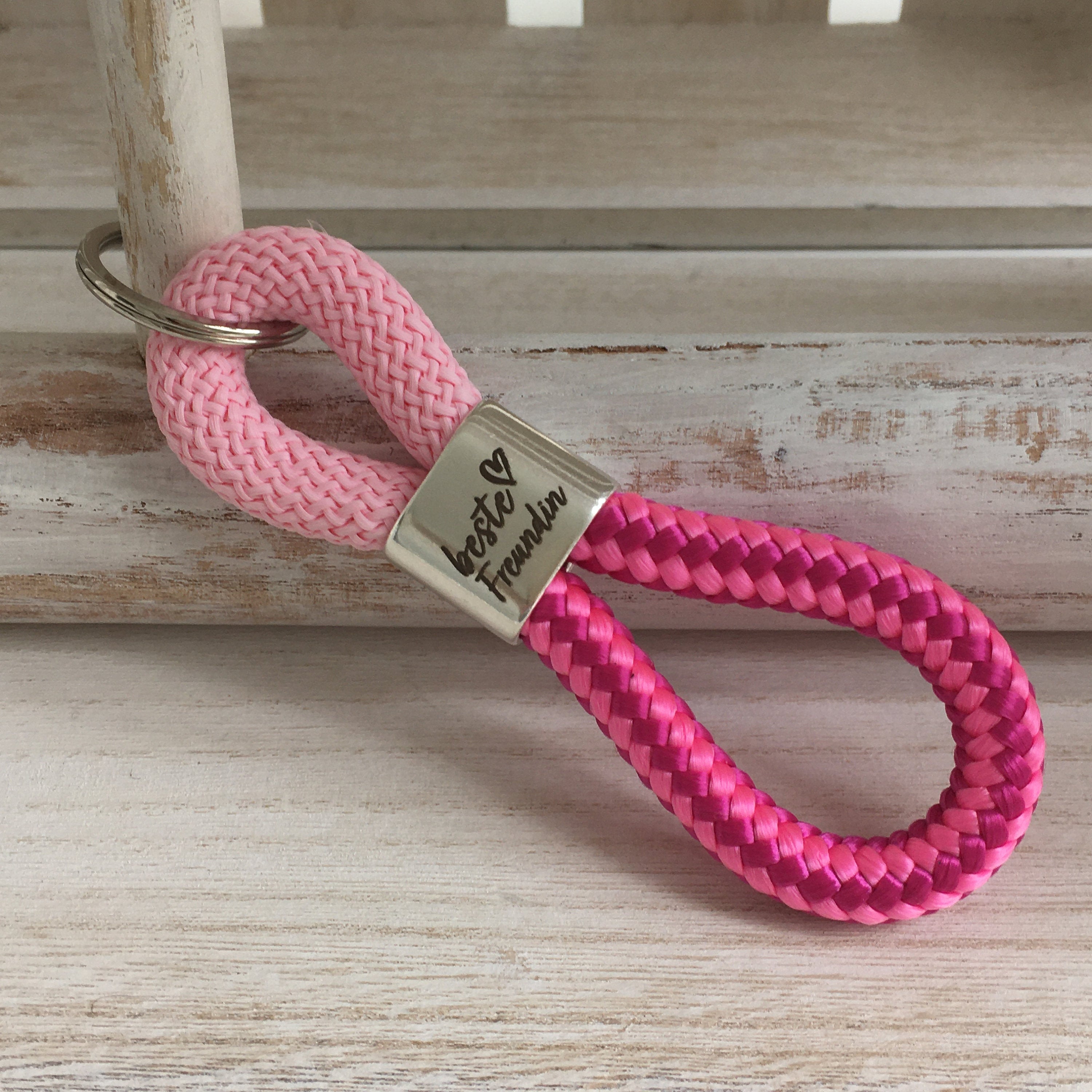 Schlüsselanhänger aus Segelseil mit versilbertem Zwischenstück mit Gravur "Beste Freundin" rosa/ pink-mix