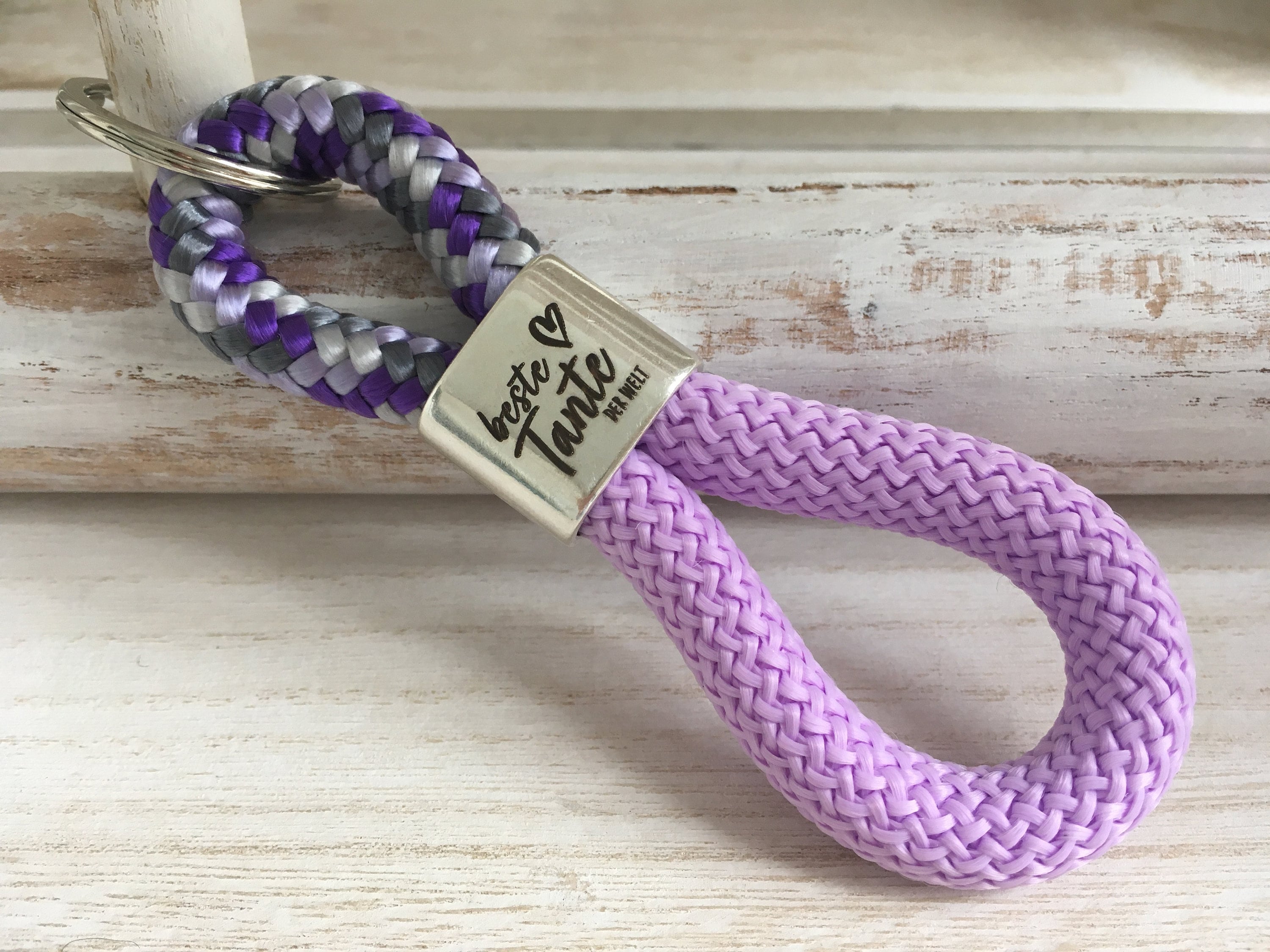 Schlüsselanhänger aus Segelseil mit versilbertem Zwischenstück mit Gravur "Beste Tante der Welt" violet-grau-mix/ lavendel