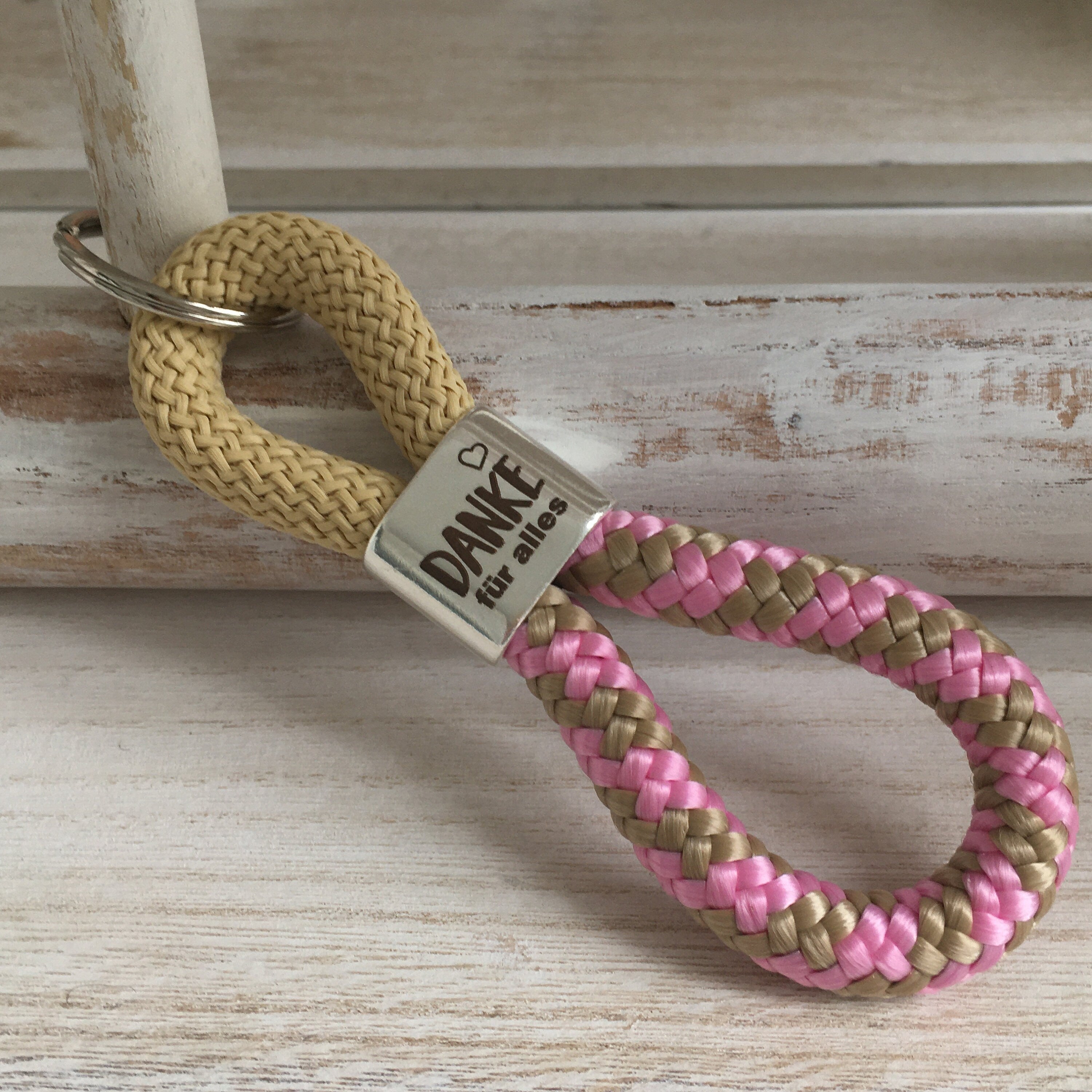 Schlüsselanhänger aus Segelseil mit versilbertem Zwischenstück mit Gravur "DANKE für alles", beige/ rosa-beige