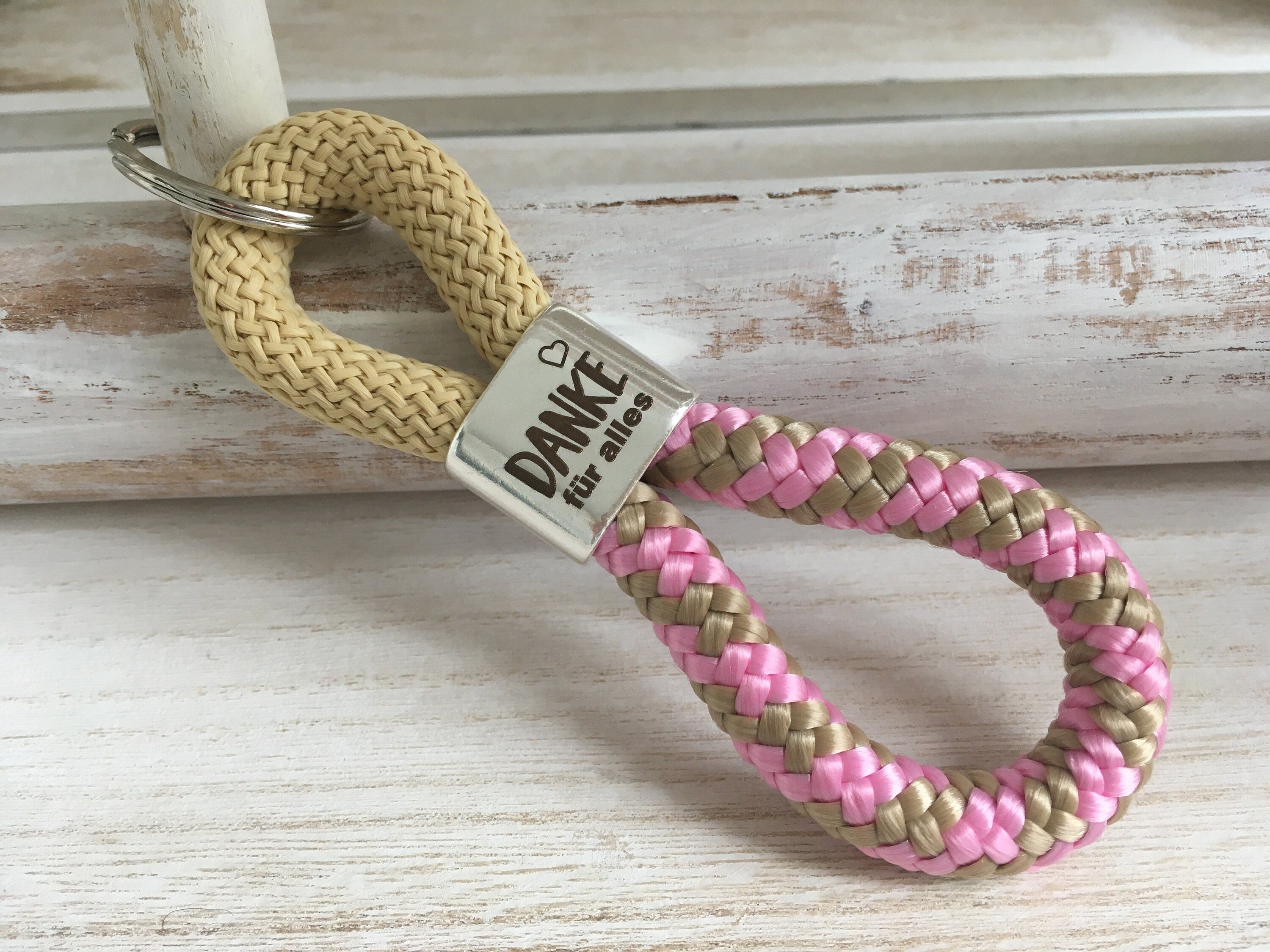 Schlüsselanhänger aus Segelseil mit versilbertem Zwischenstück mit Gravur "DANKE für alles" in Wunschfarbe ganz individuell