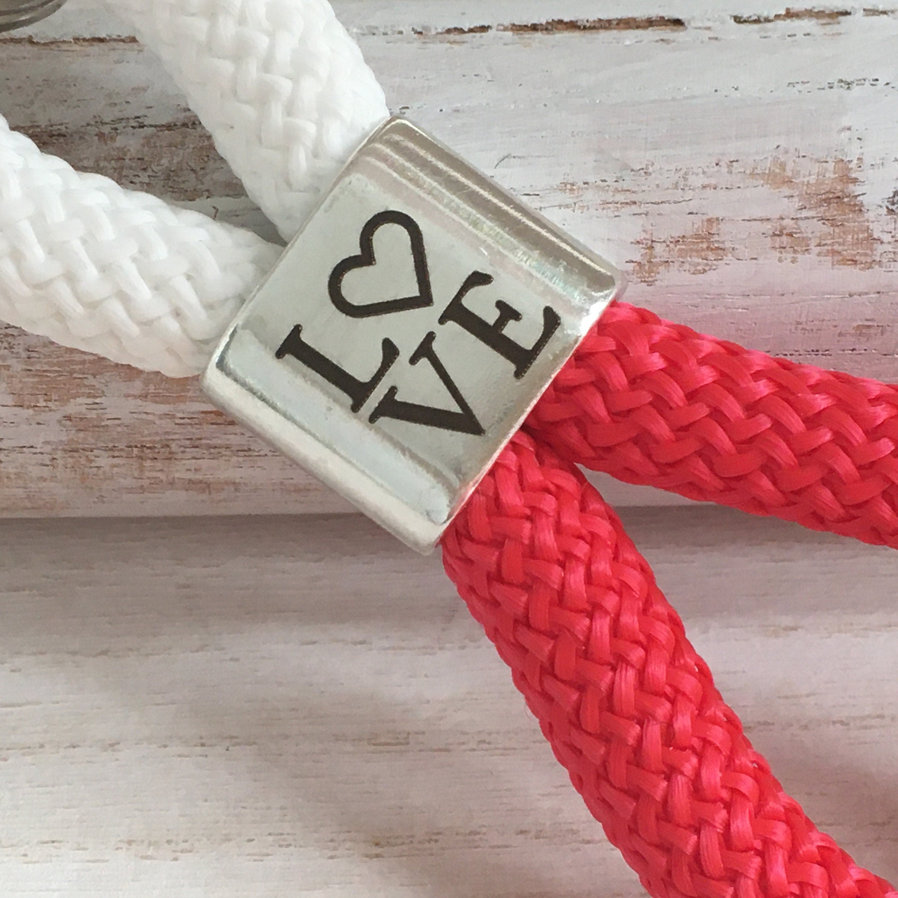 Schlüsselanhänger aus Segelseil mit versilbertem Zwischenstück mit Gravur "LOVE", weiß/rot