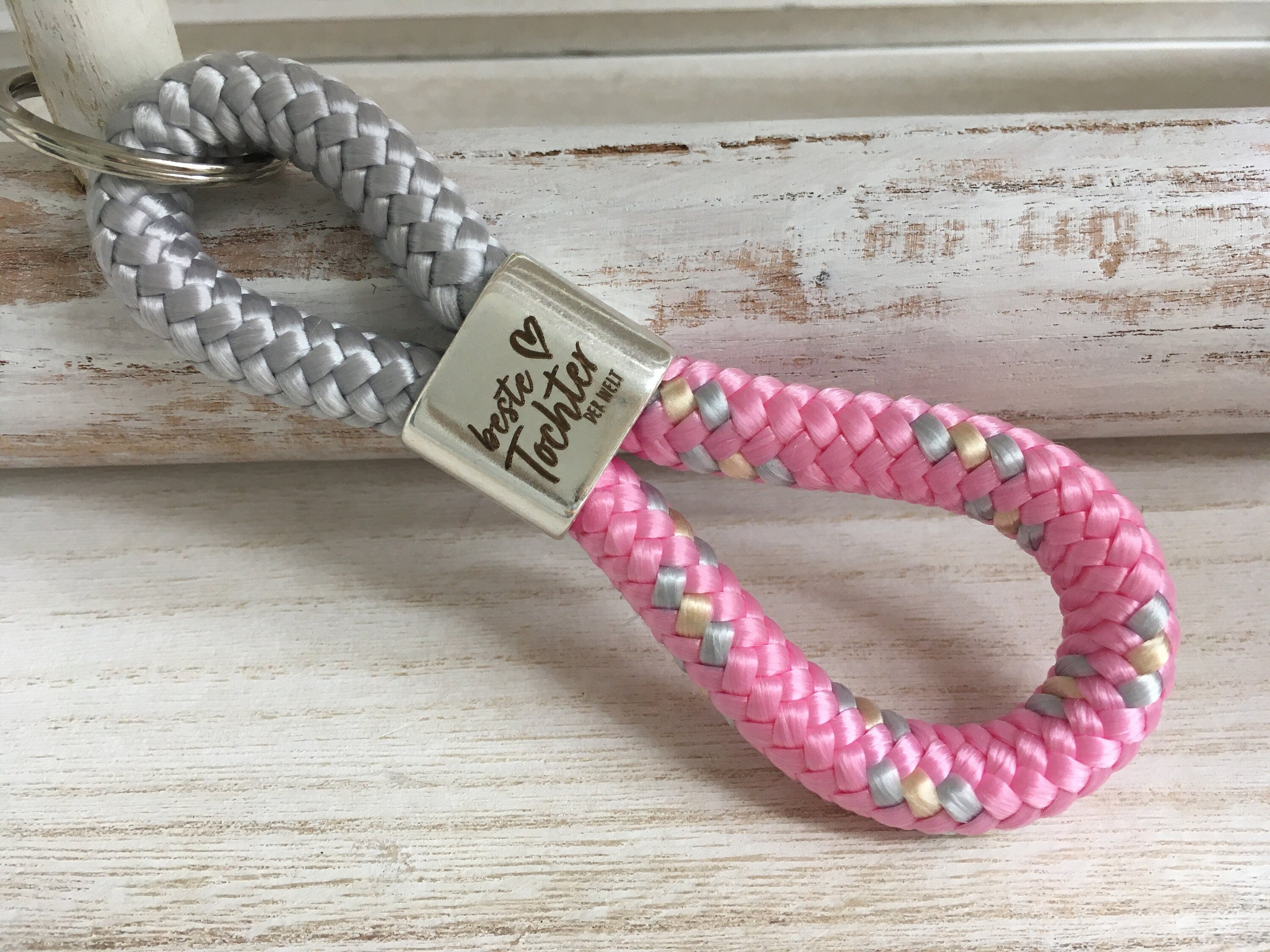 Schlüsselanhänger aus Segelseil mit versilbertem Zwischenstück mit Gravur "Beste Tochter der Welt", silbergrau/ rosa-Mix