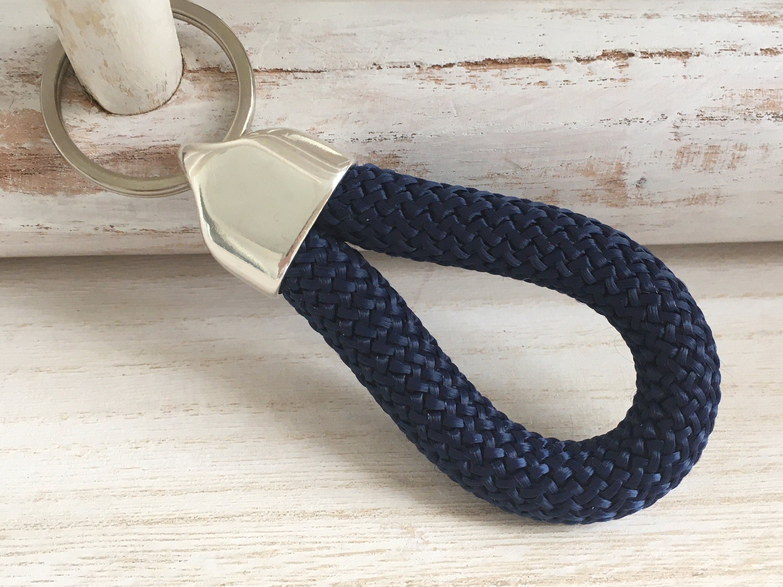 Schlüsselanhänger aus Segelseil mit versilberter Endkappe mit Gravur "Hygge" in Wunschfarbe ganz individuell