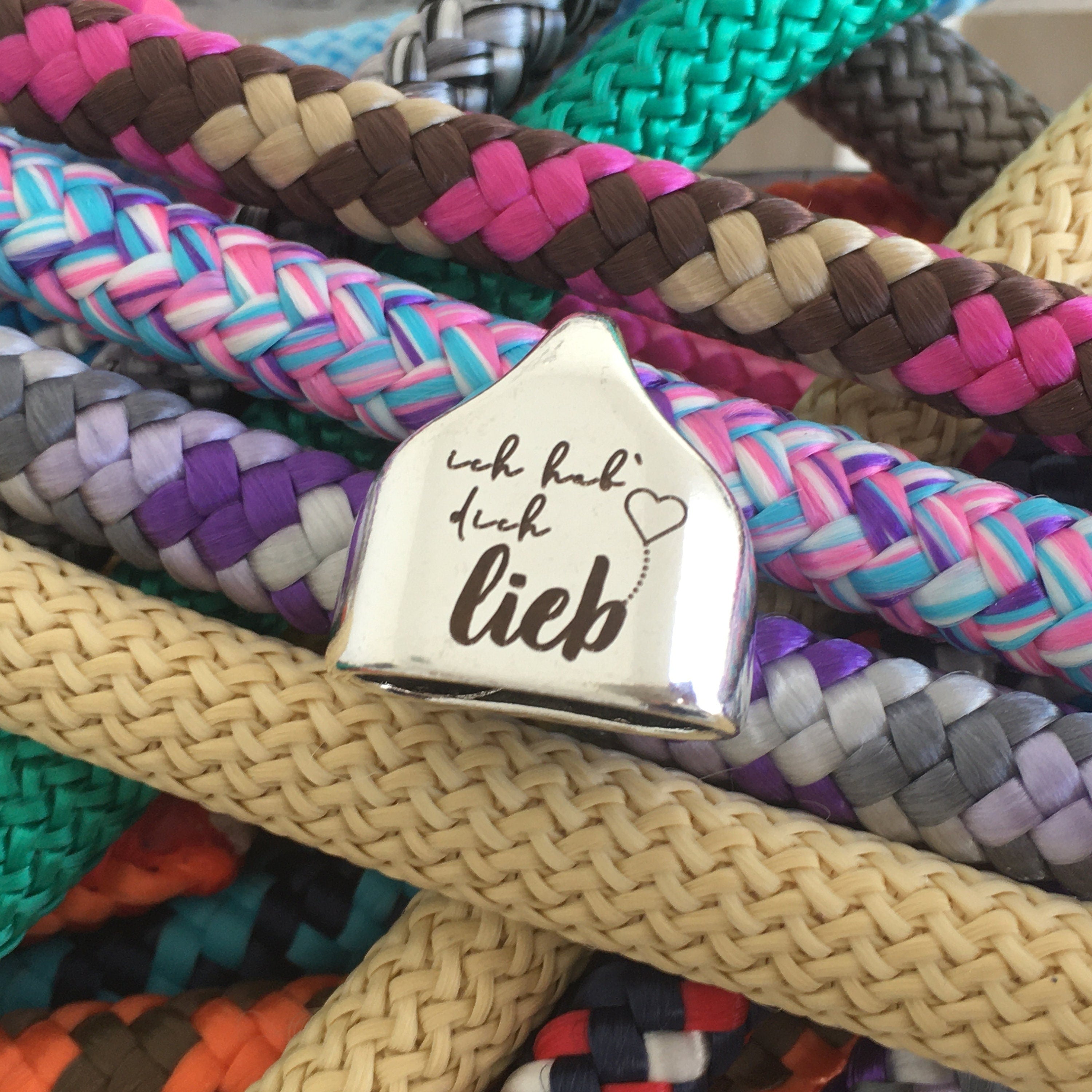 Schlüsselanhänger aus Segelseil mit versilberter Endkappe mit Gravur "ich hab' dich lieb" in Wunschfarbe ganz individuell