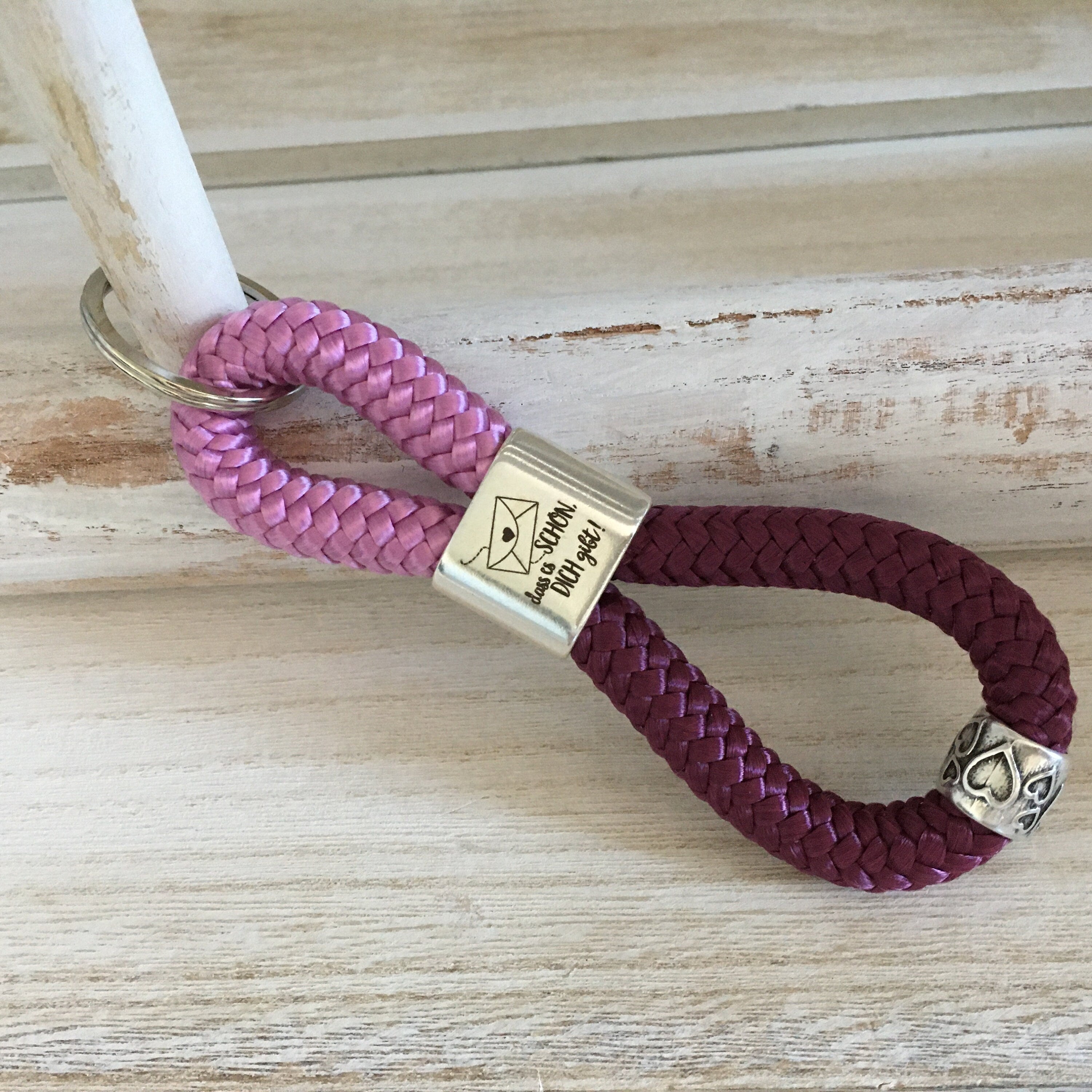 Schlüsselanhänger aus Segelseil mit Zwischenstück mit Gravur "Schön, dass es DICH gibt" mit versilberter Schiebeperle, granny rosa/aubergine