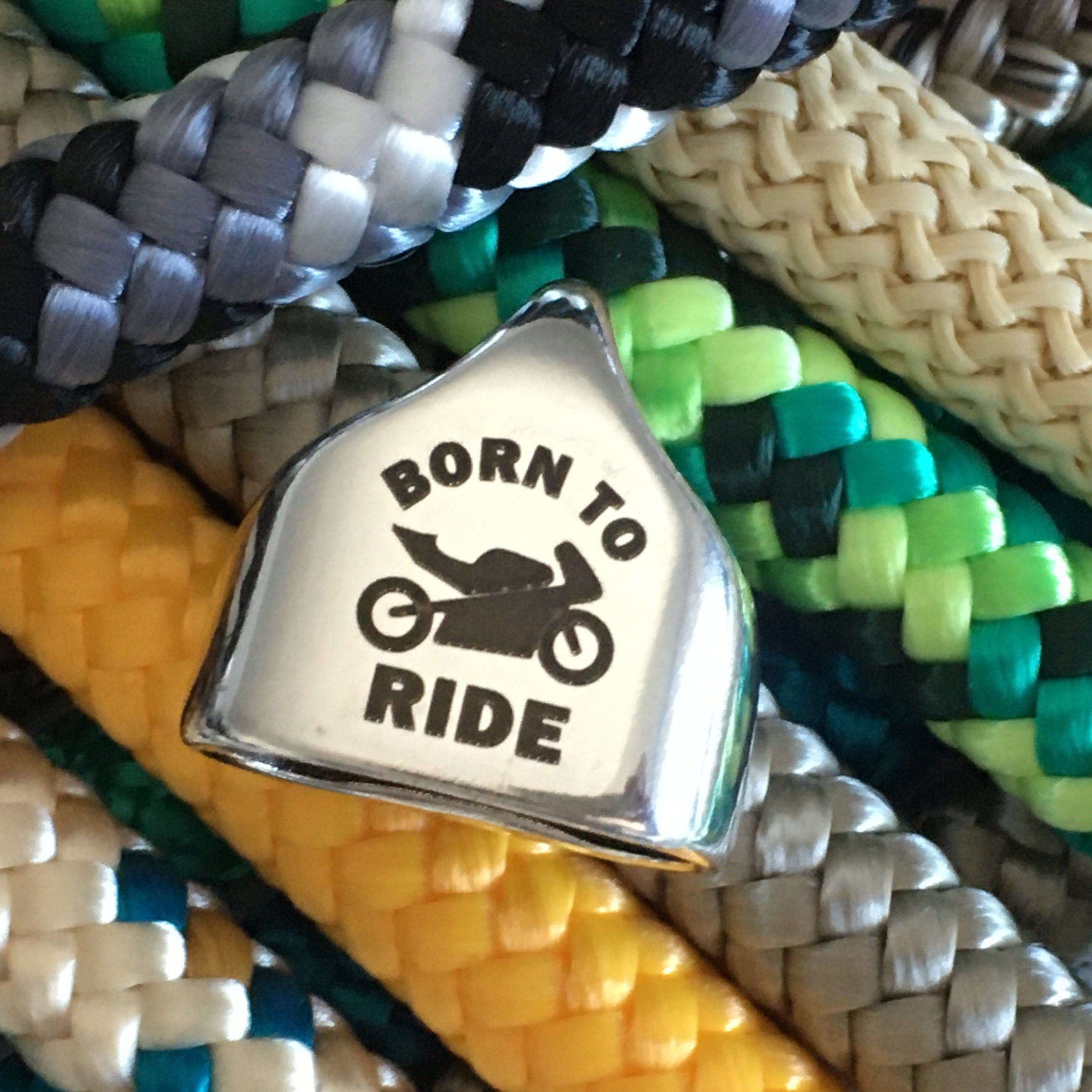 Schlüsselanhänger aus Segelseil mit versilberter Endkappe mit Gravur "Born to ride" nach Wunsch ganz individuell