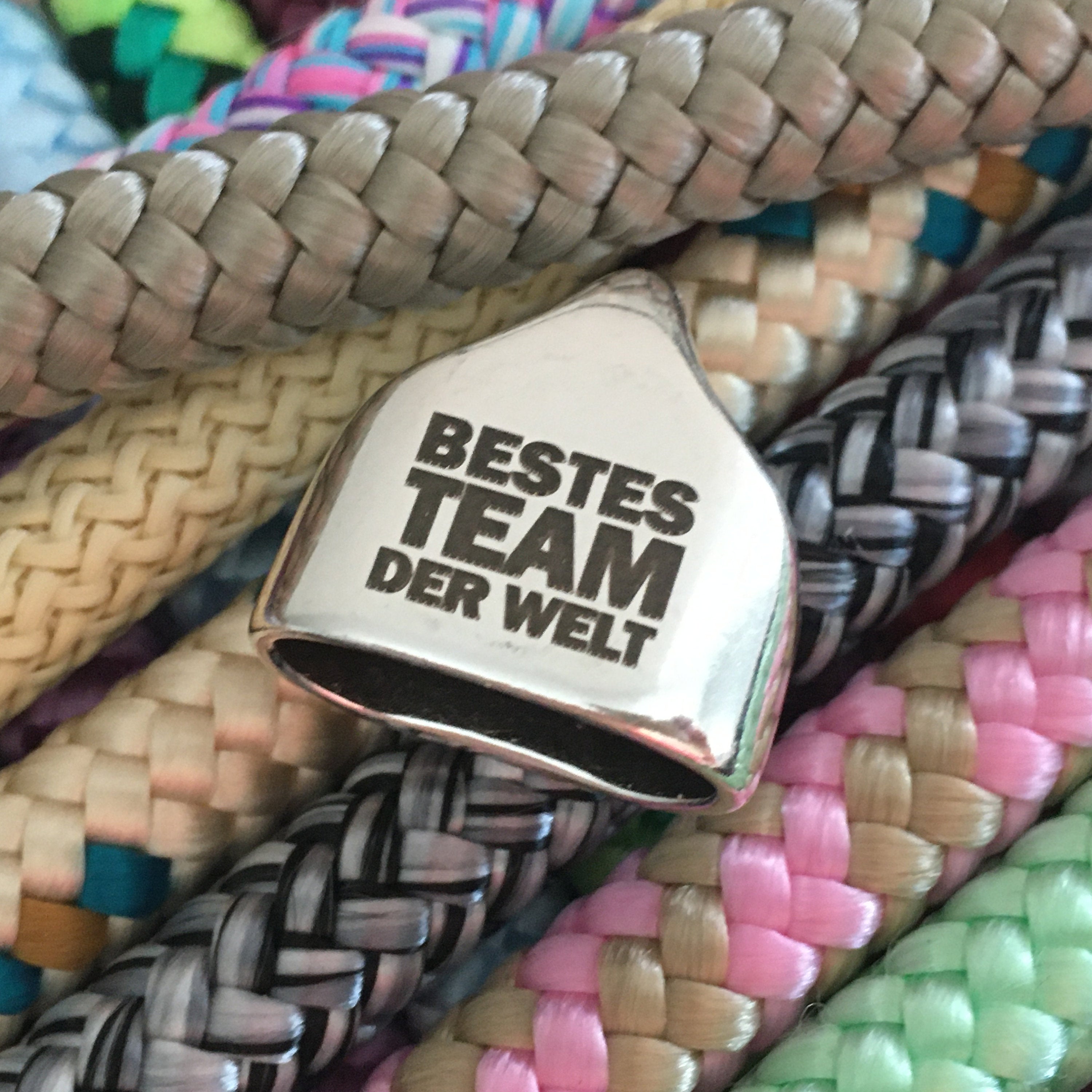 Schlüsselanhänger aus Segelseil mit versilberter Endkappe mit Gravur "Bestes Team der Welt" nach Wunsch ganz individuell