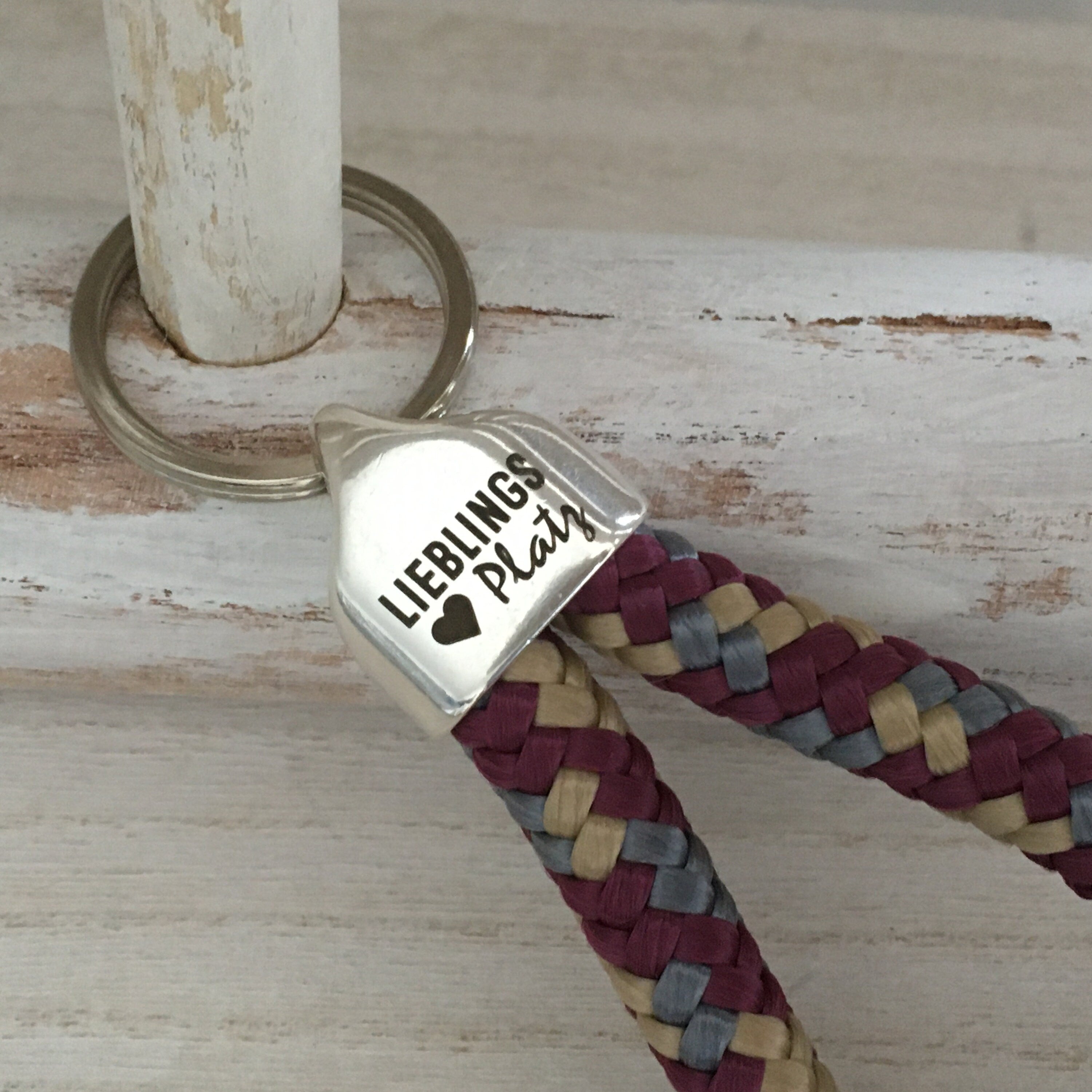 Schlüsselanhänger aus Segelseil mit versilberter Endkappe mit Gravur "Lieblingsplatz", maritimer Schlüsselanhänger, aubergine-beige-grau