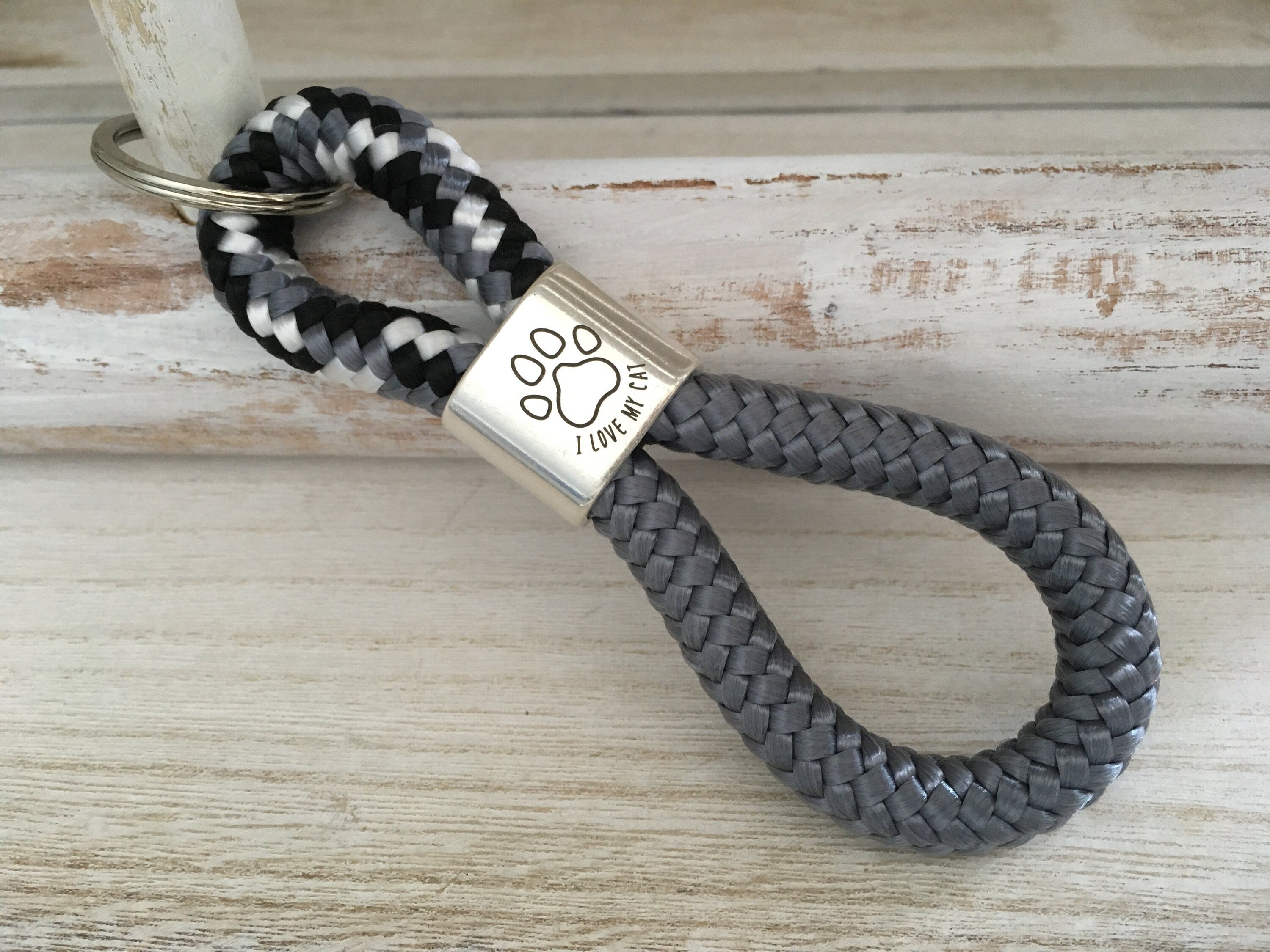 Schlüsselanhänger aus Segelseil mit versilbertem Zwischenstück mit Gravur "I love my cat" nach Wunsch ganz individuell