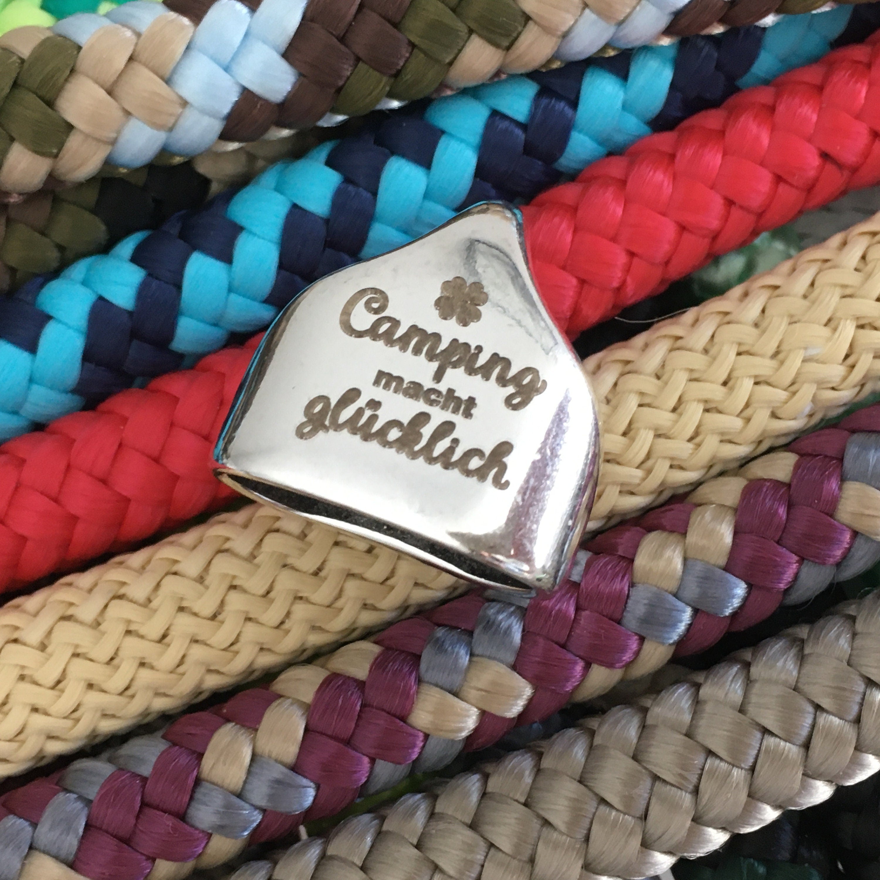 Schlüsselanhänger aus Segelseil mit versilberter Endkappe mit Gravur "Camping macht glücklich" in Wunschfarbe ganz individuell