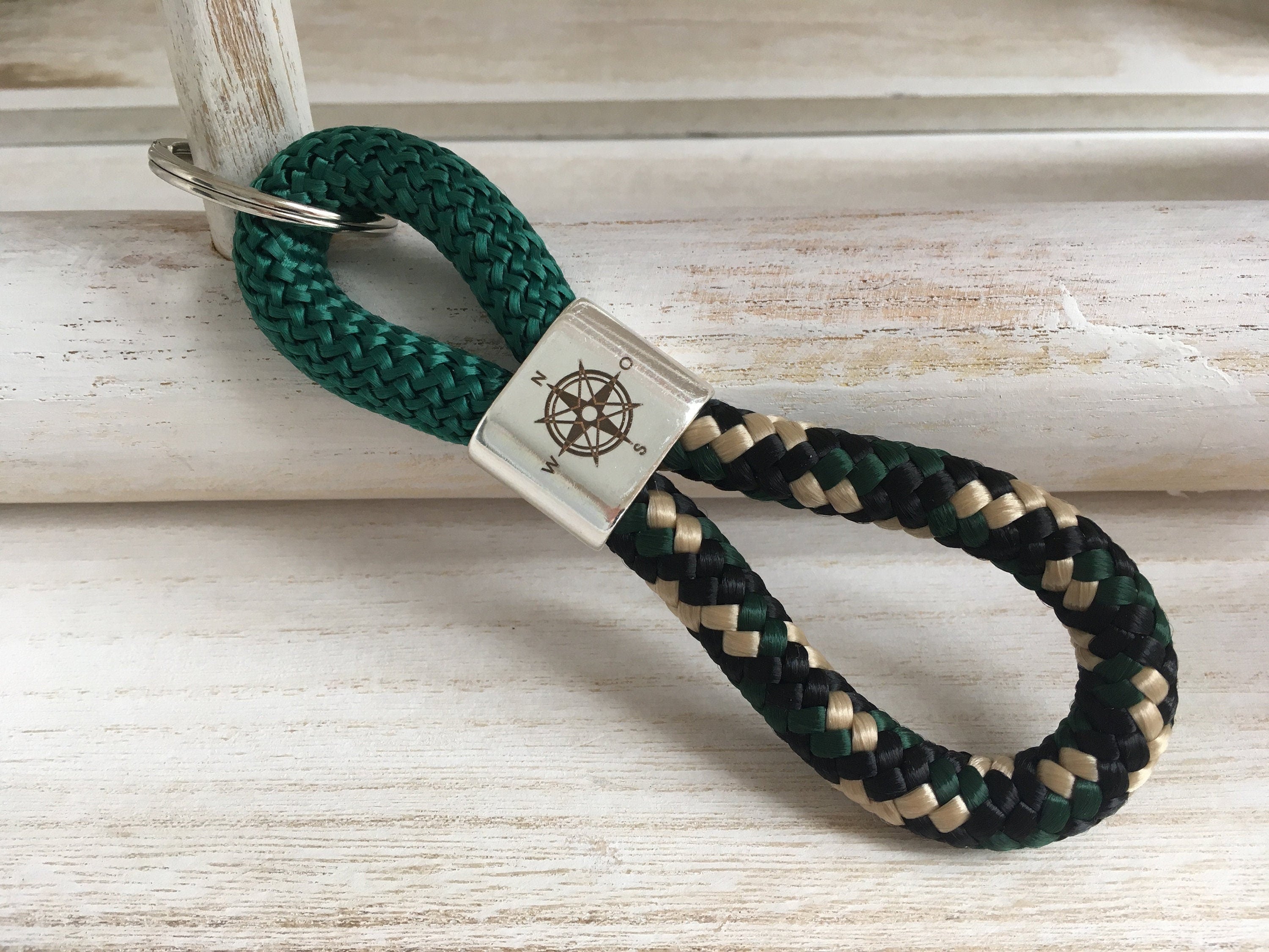 Schlüsselanhänger aus Segelseil mit versilbertem Zwischenstück mit Gravur "Kompassrose", dunkelgrün/ schwarz-beige grün