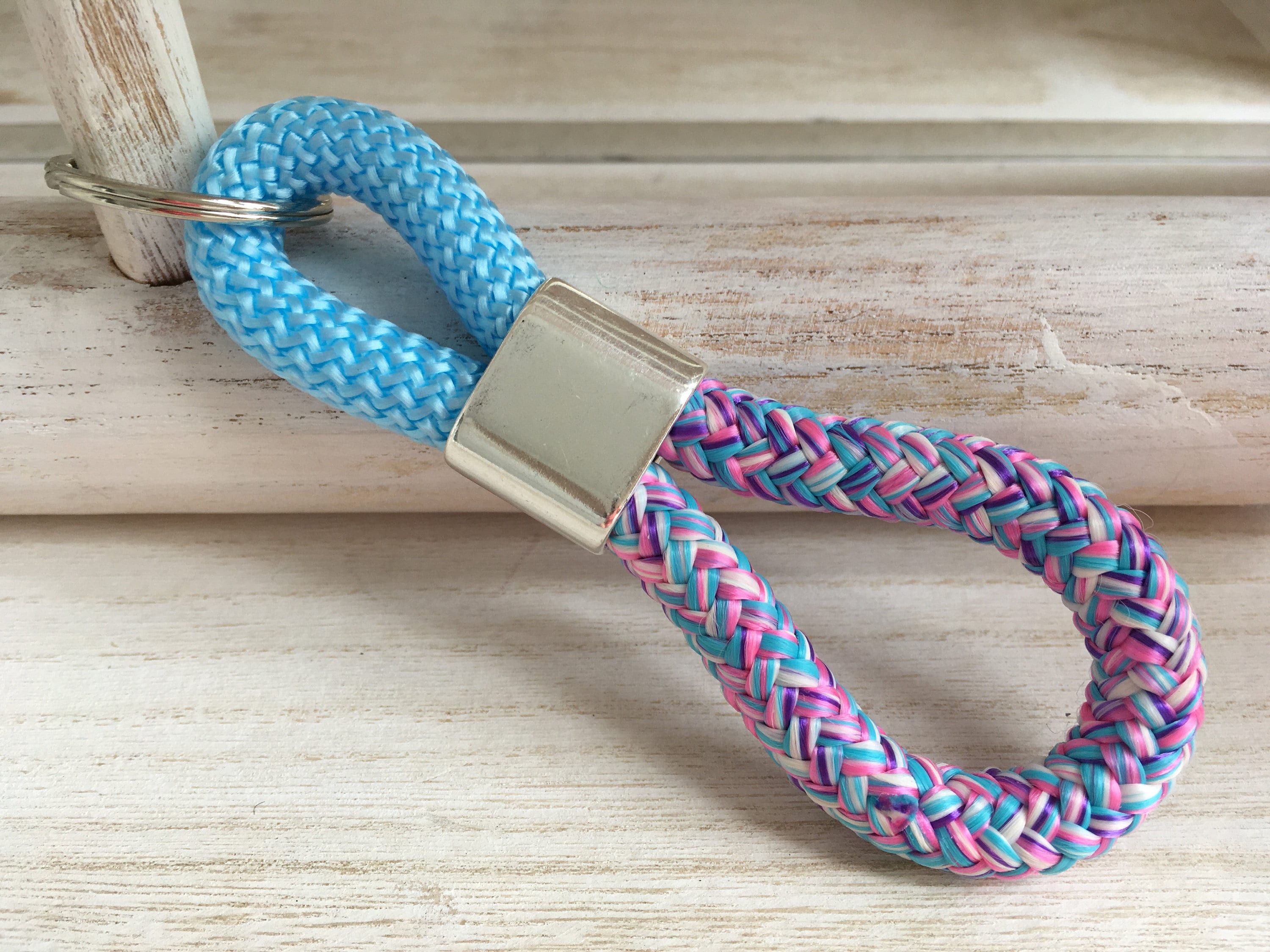 Schlüsselanhänger aus Segelseil mit versilbertem Zwischenstück mit graviertem Buchstaben "M" in Wunschfarbe ganz individuell