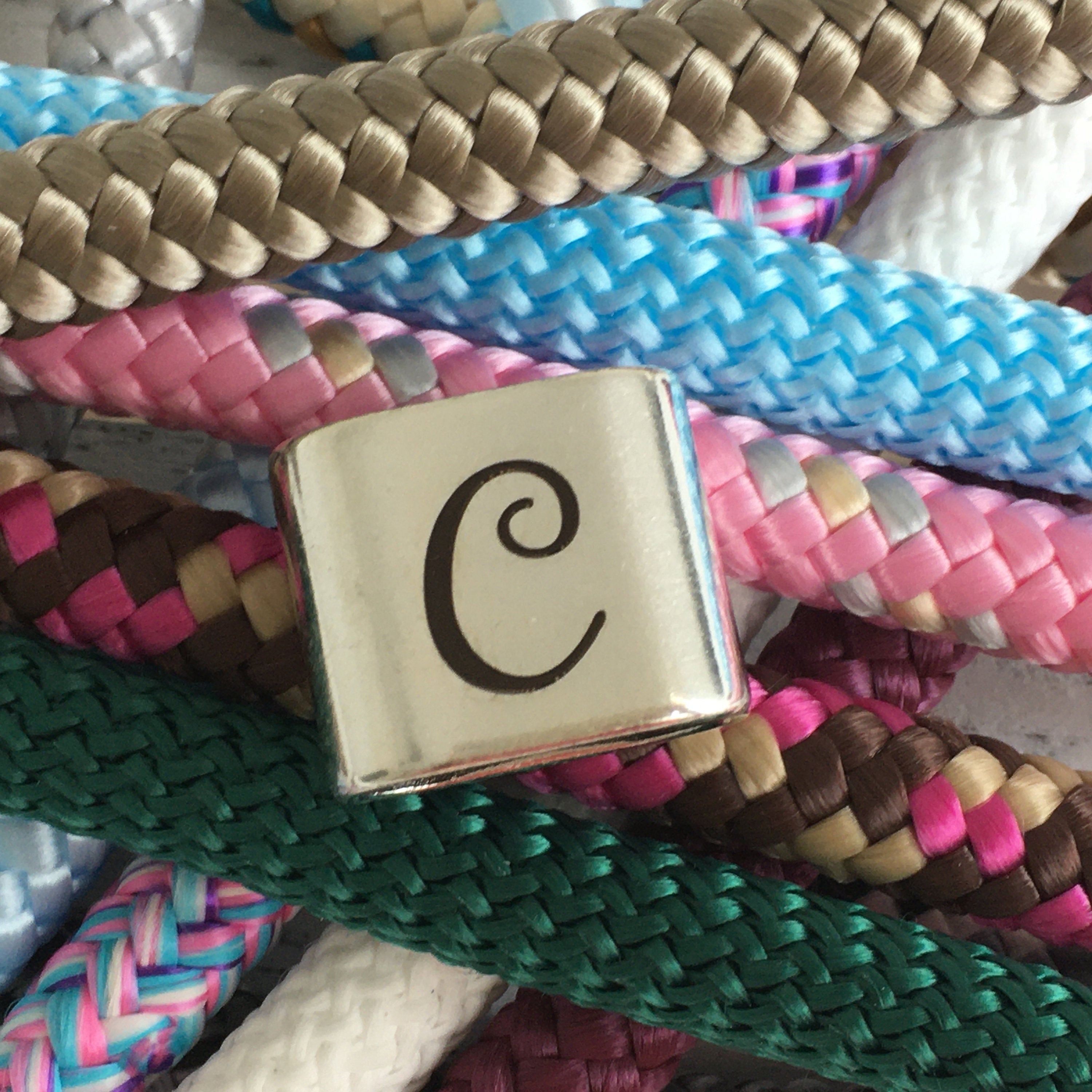 Schlüsselanhänger aus Segelseil mit versilbertem Zwischenstück mit graviertem Buchstaben "C" in Wunschfarbe ganz individuell