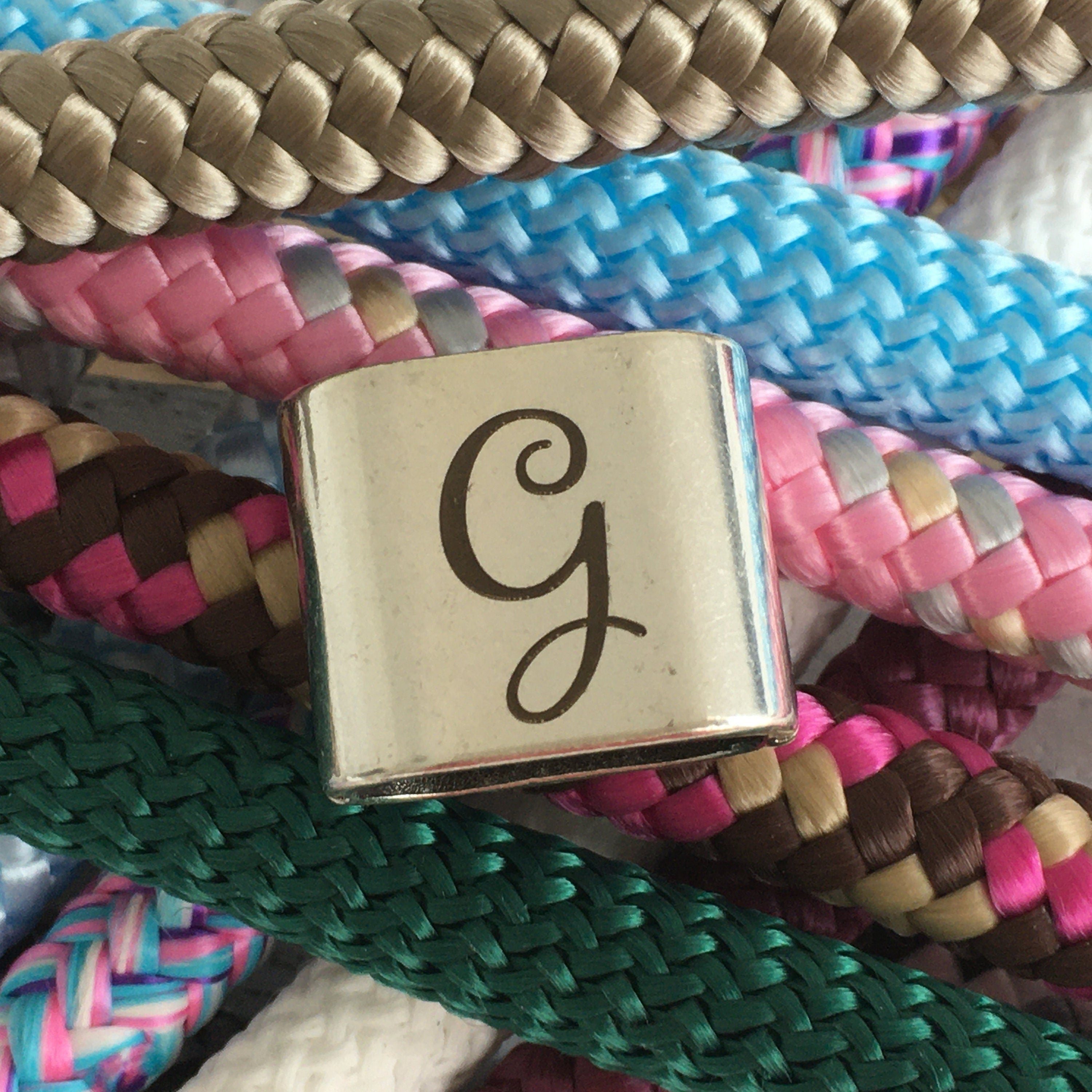 Schlüsselanhänger aus Segelseil mit versilbertem Zwischenstück mit graviertem Buchstaben "G" in Wunschfarbe ganz individuell