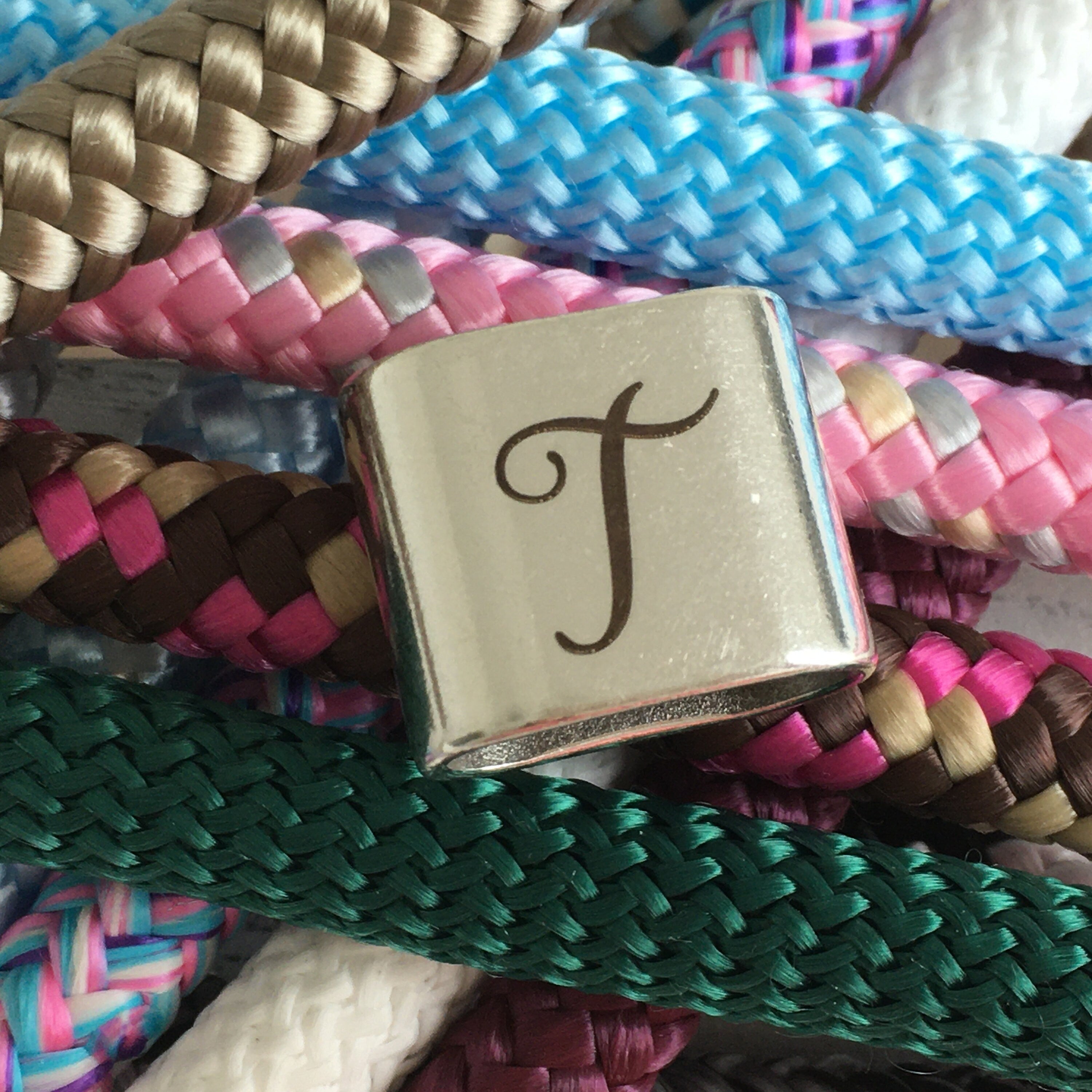 Schlüsselanhänger aus Segelseil mit versilbertem Zwischenstück mit graviertem Buchstaben "T" in Wunschfarbe ganz individuell