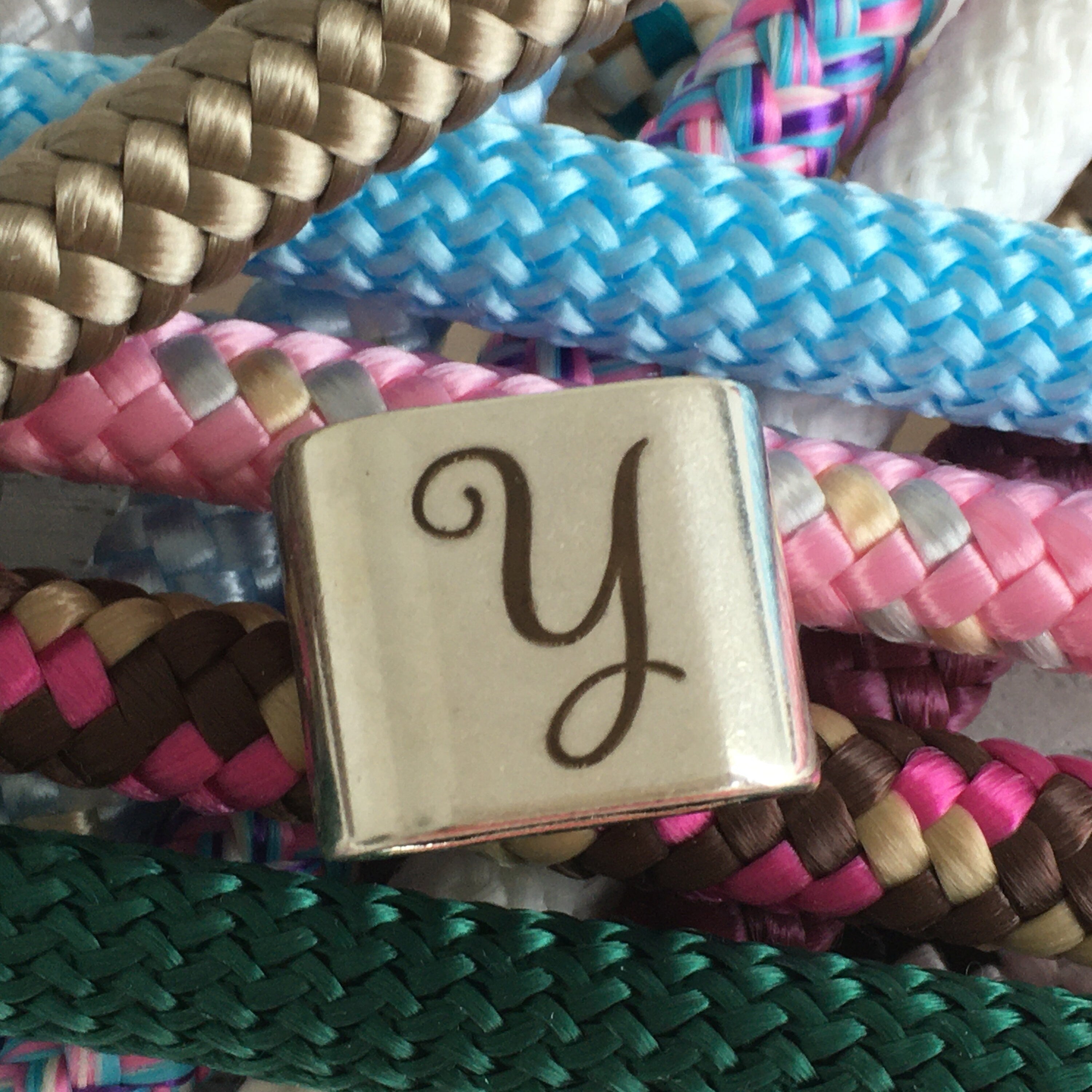 Schlüsselanhänger aus Segelseil mit versilbertem Zwischenstück mit graviertem Buchstaben "Y" in Wunschfarbe ganz individuell