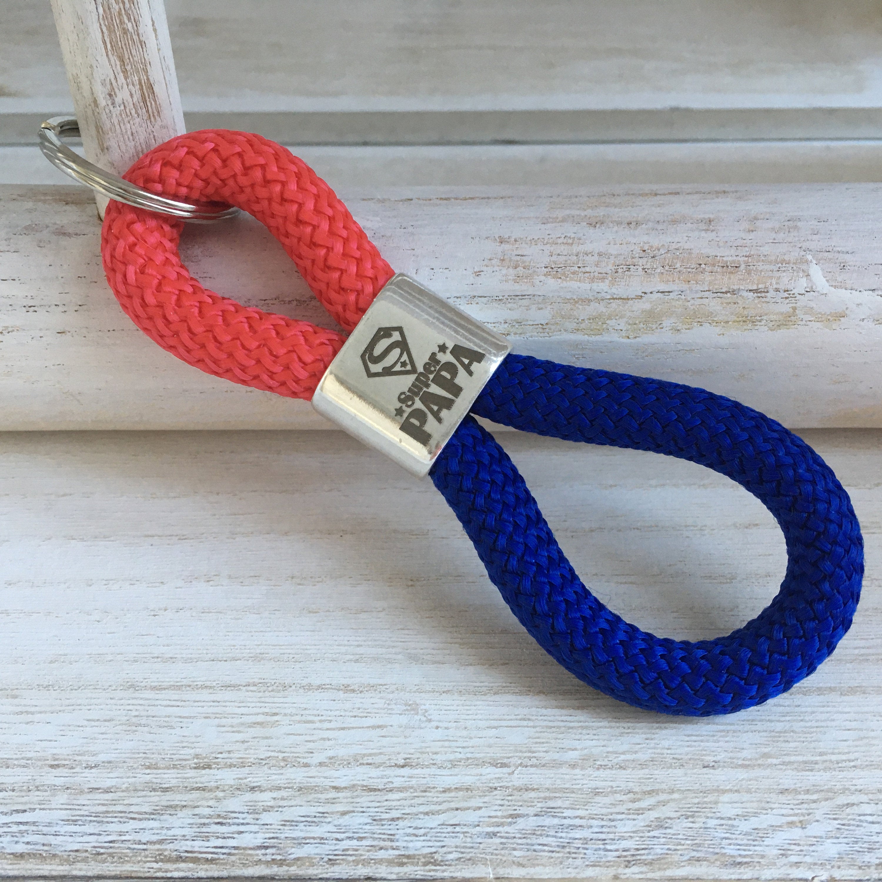 Schlüsselanhänger aus Segelseil mit versilbertem Zwischenstück mit Gravur "Super Papa", rot/ blau