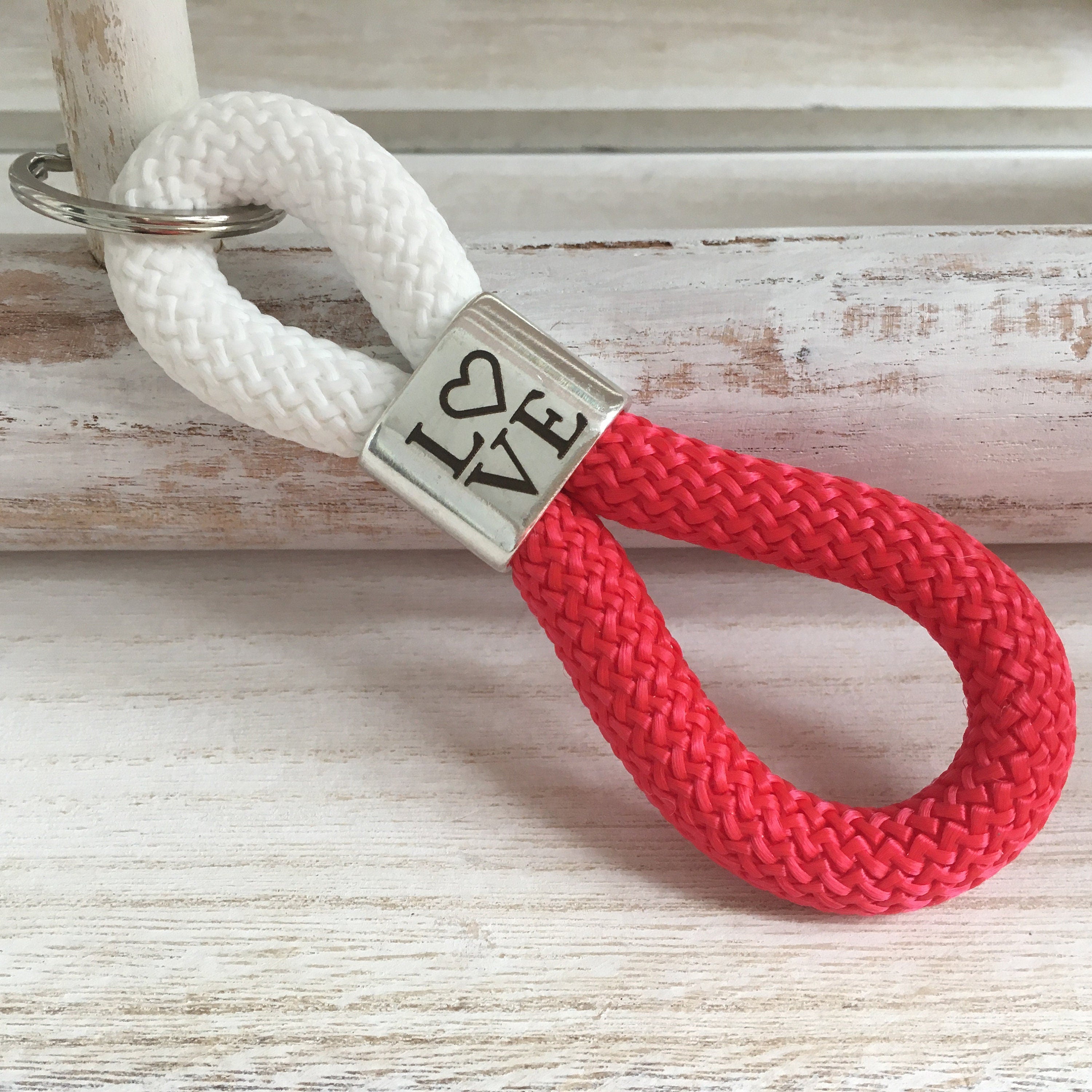Schlüsselanhänger aus Segelseil mit versilbertem Zwischenstück mit Gravur "LOVE", weiß/rot