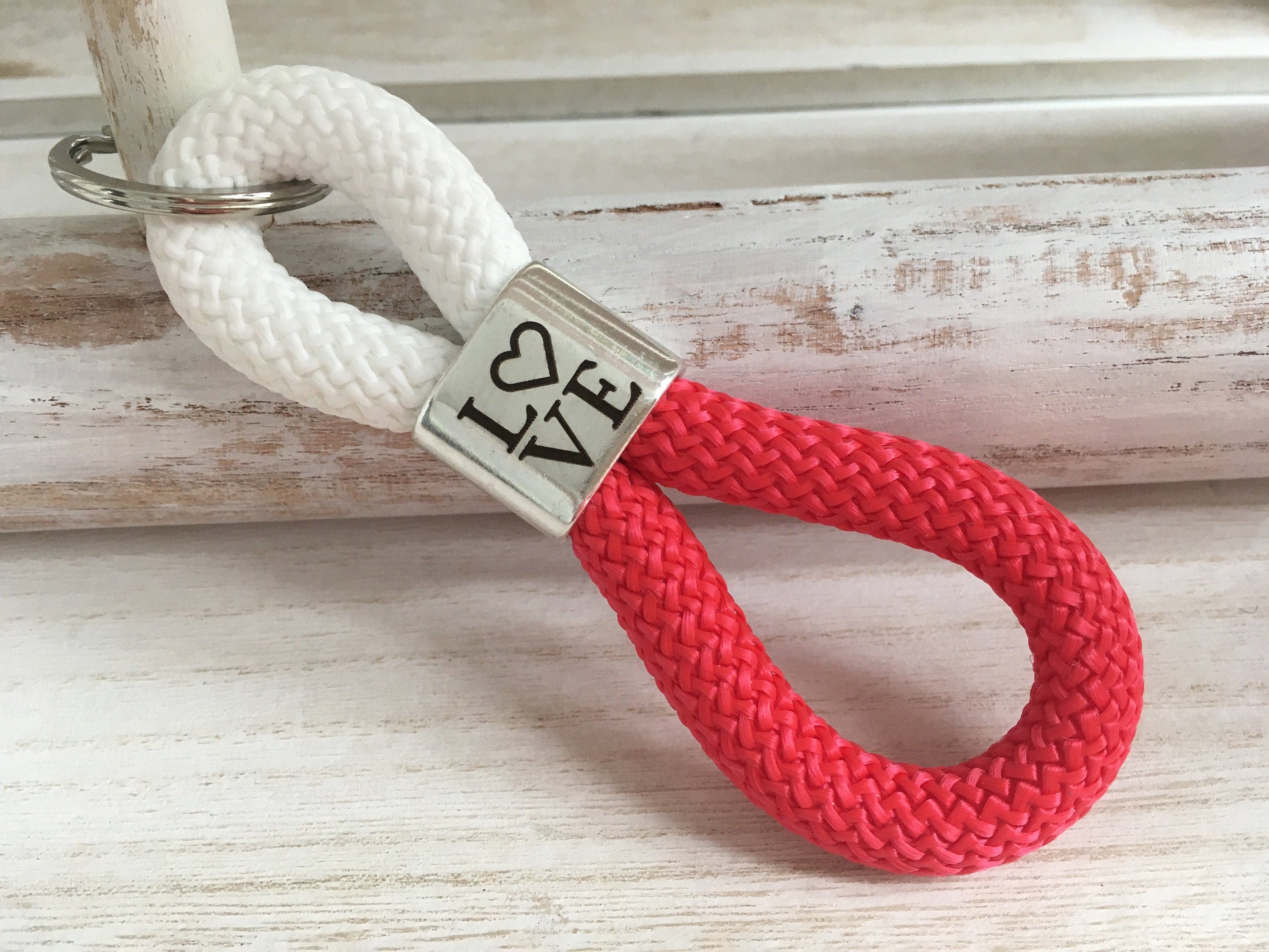 Schlüsselanhänger aus Segelseil mit versilbertem Zwischenstück mit Gravur "LOVE", weiß/rot