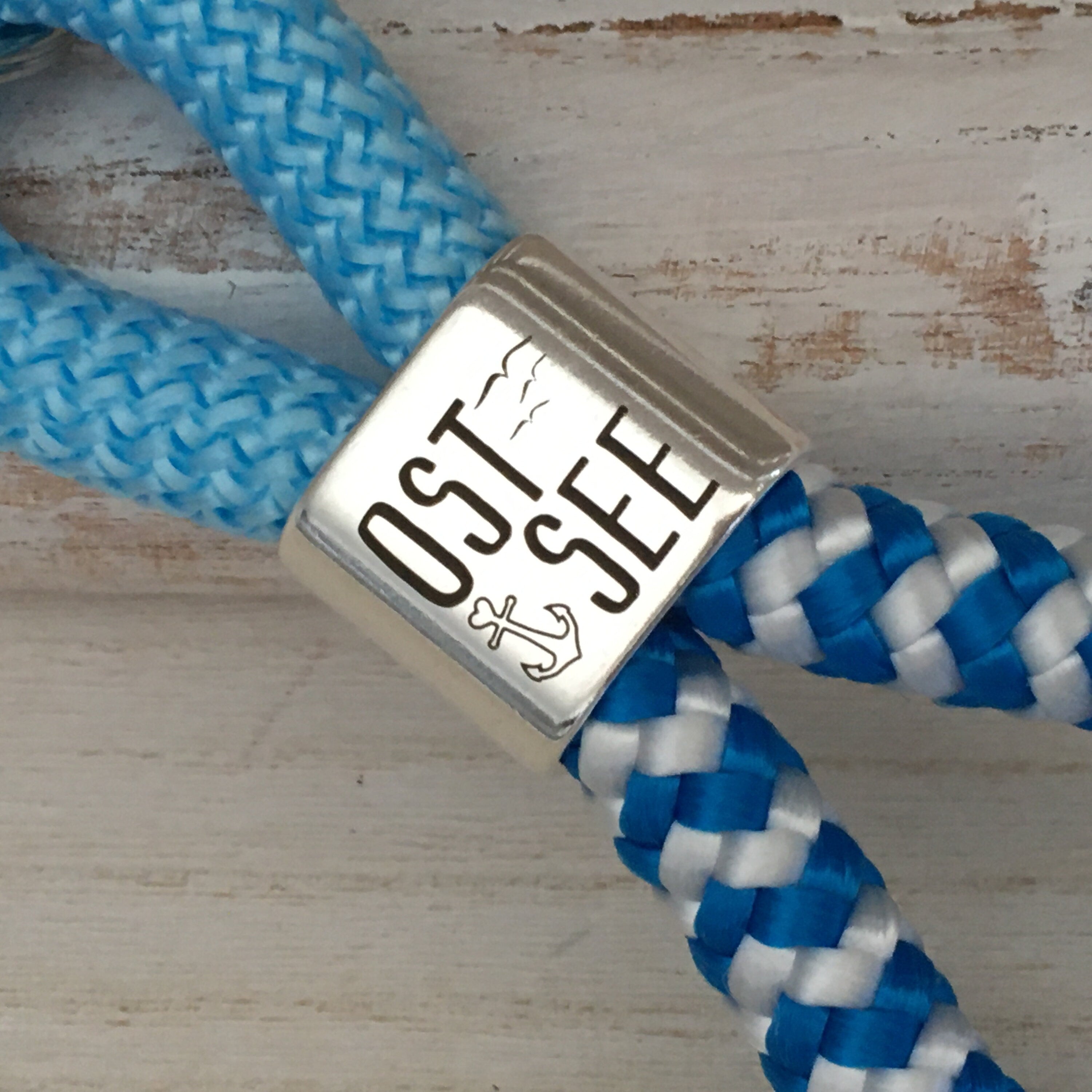 Schlüsselanhänger aus Segelseil mit versilbertem Zwischenstück mit Gravur "Ostsee", maritimer Schlüsselanhänger, hellblau/ blau-weiß