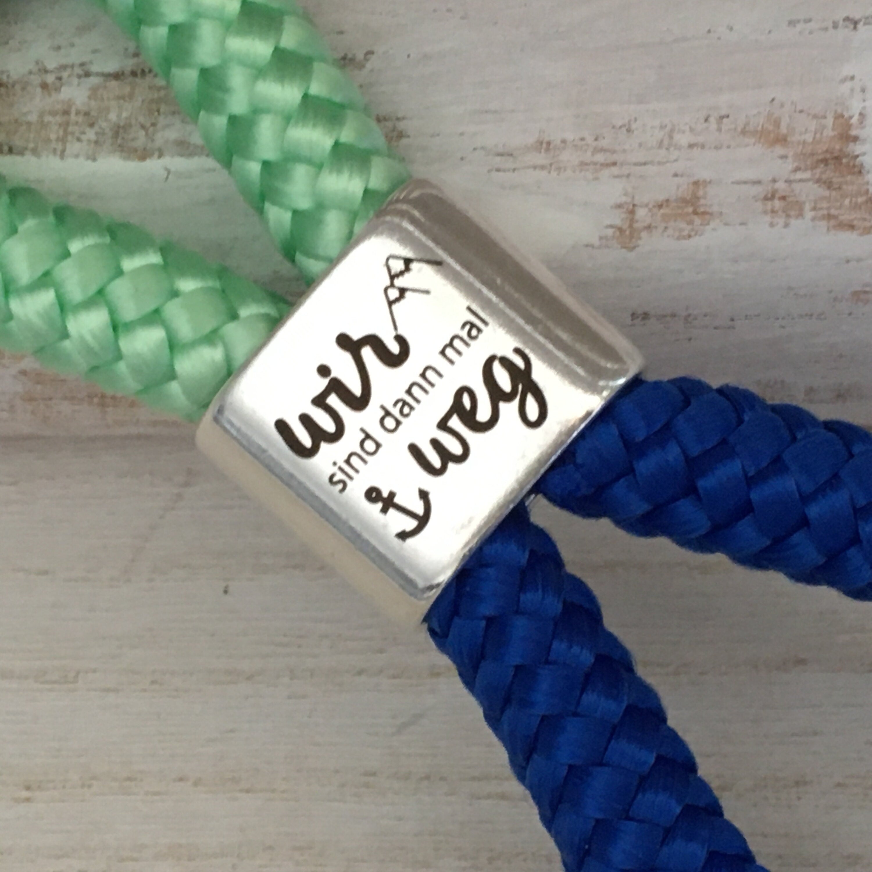 Schlüsselanhänger aus Segelseil mit versilbertem Zwischenstück mit Gravur "Wir sind dann mal weg", pistazie/ blau