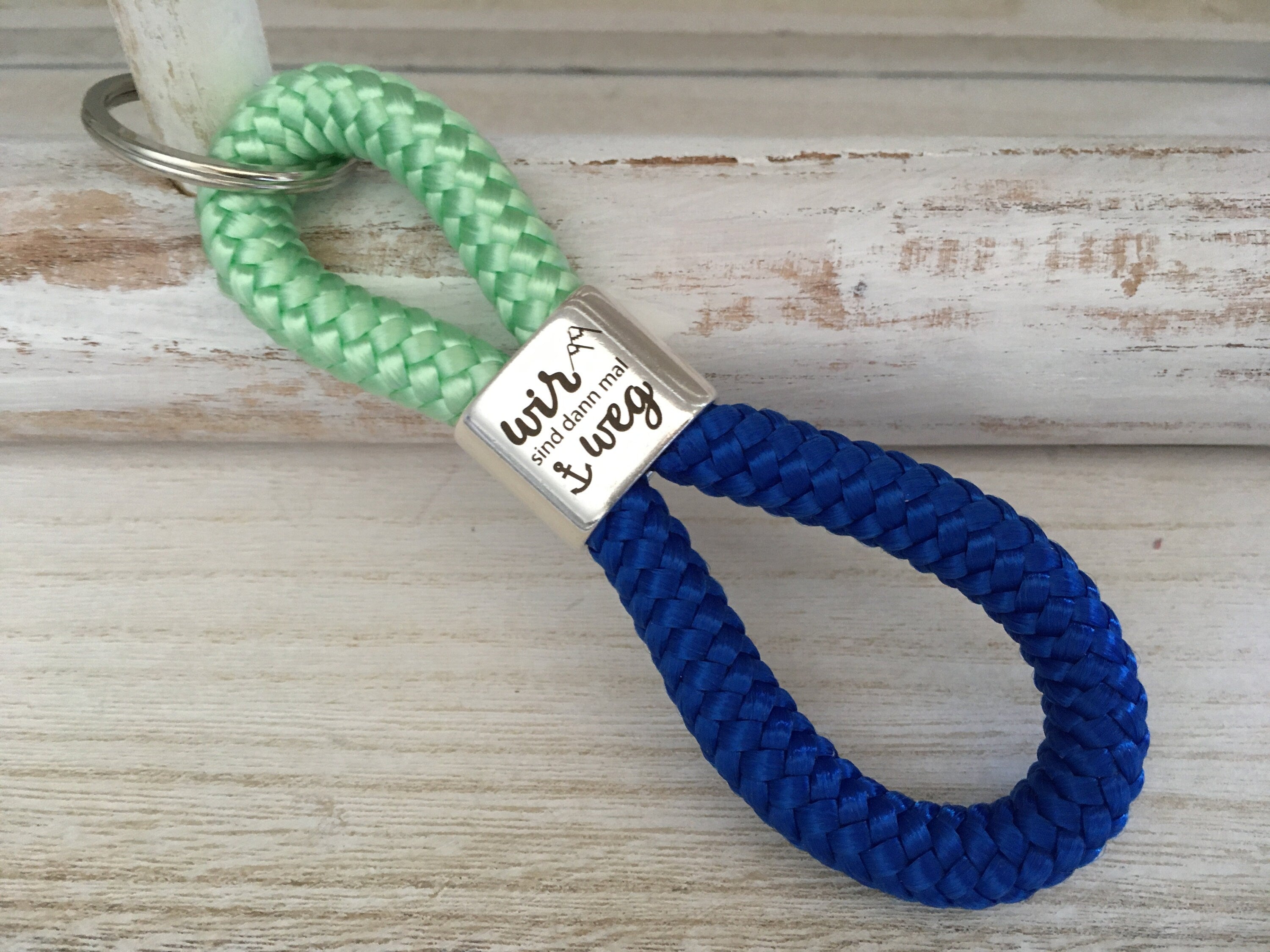 Schlüsselanhänger aus Segelseil mit versilbertem Zwischenstück mit Gravur "Wir sind dann mal weg", pistazie/ blau