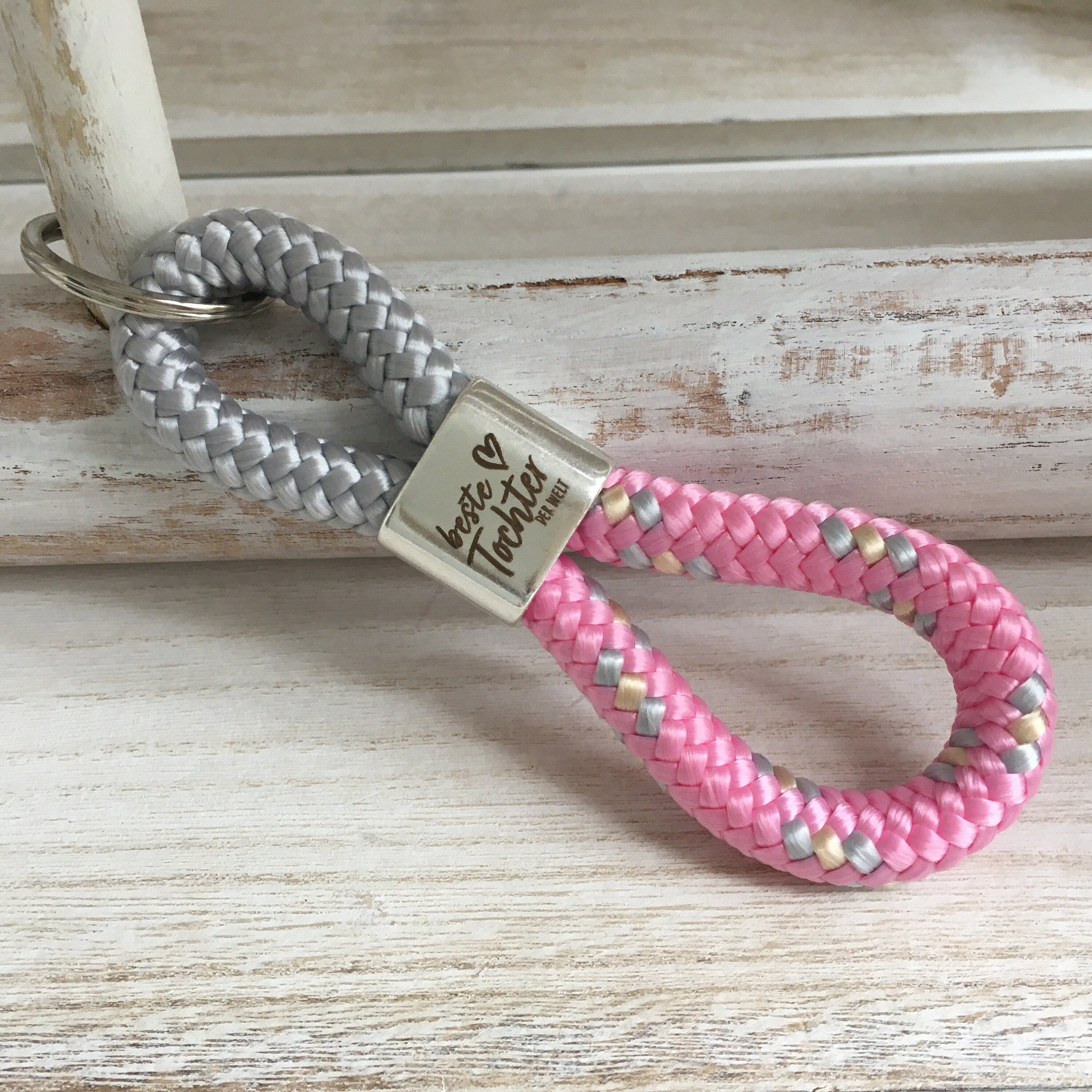 Schlüsselanhänger aus Segelseil mit versilbertem Zwischenstück mit Gravur "Beste Tochter der Welt", silbergrau/ rosa-Mix