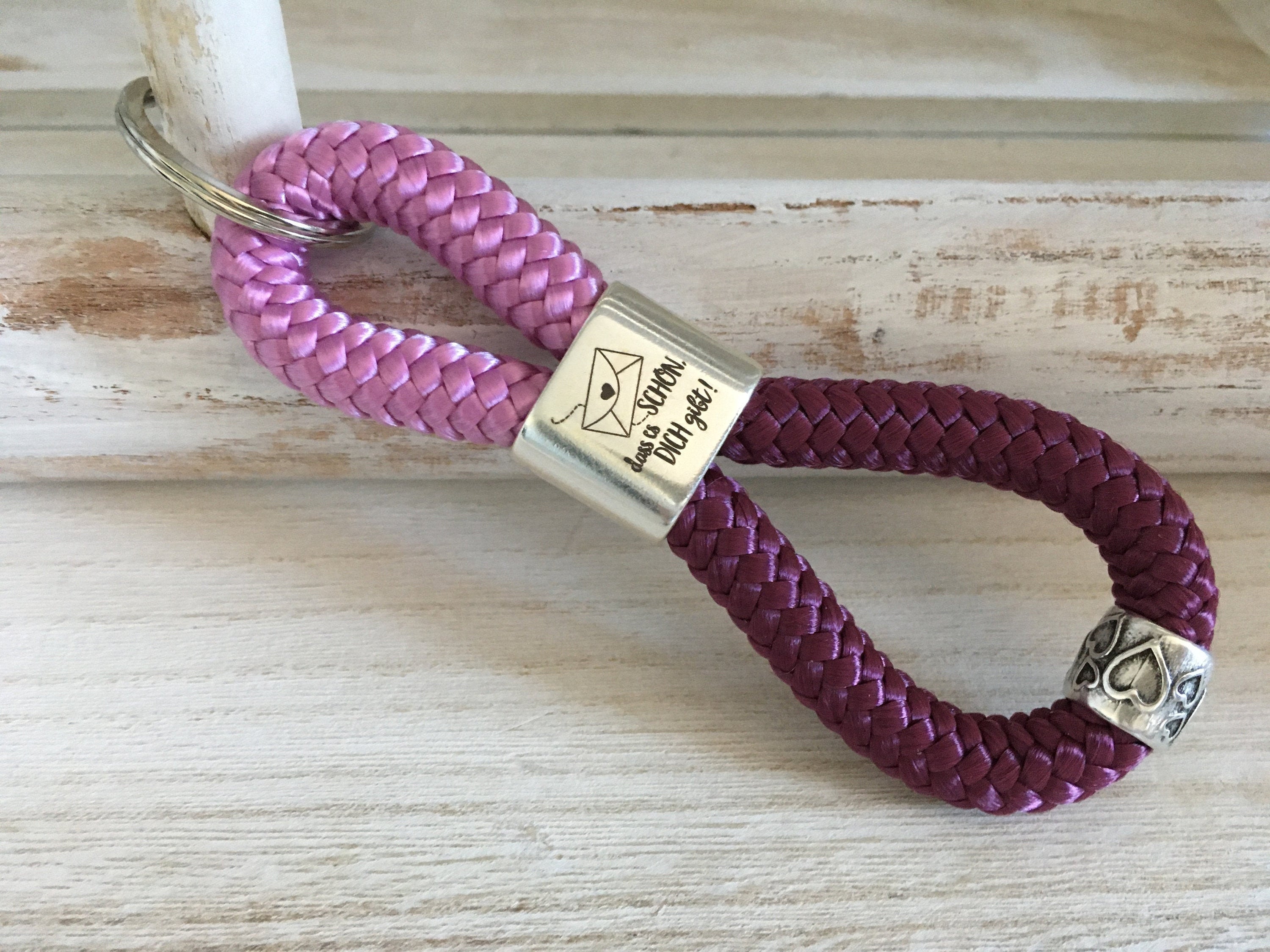 Schlüsselanhänger aus Segelseil mit Zwischenstück mit Gravur "Schön, dass es DICH gibt" mit versilberter Schiebeperle, granny rosa/aubergine