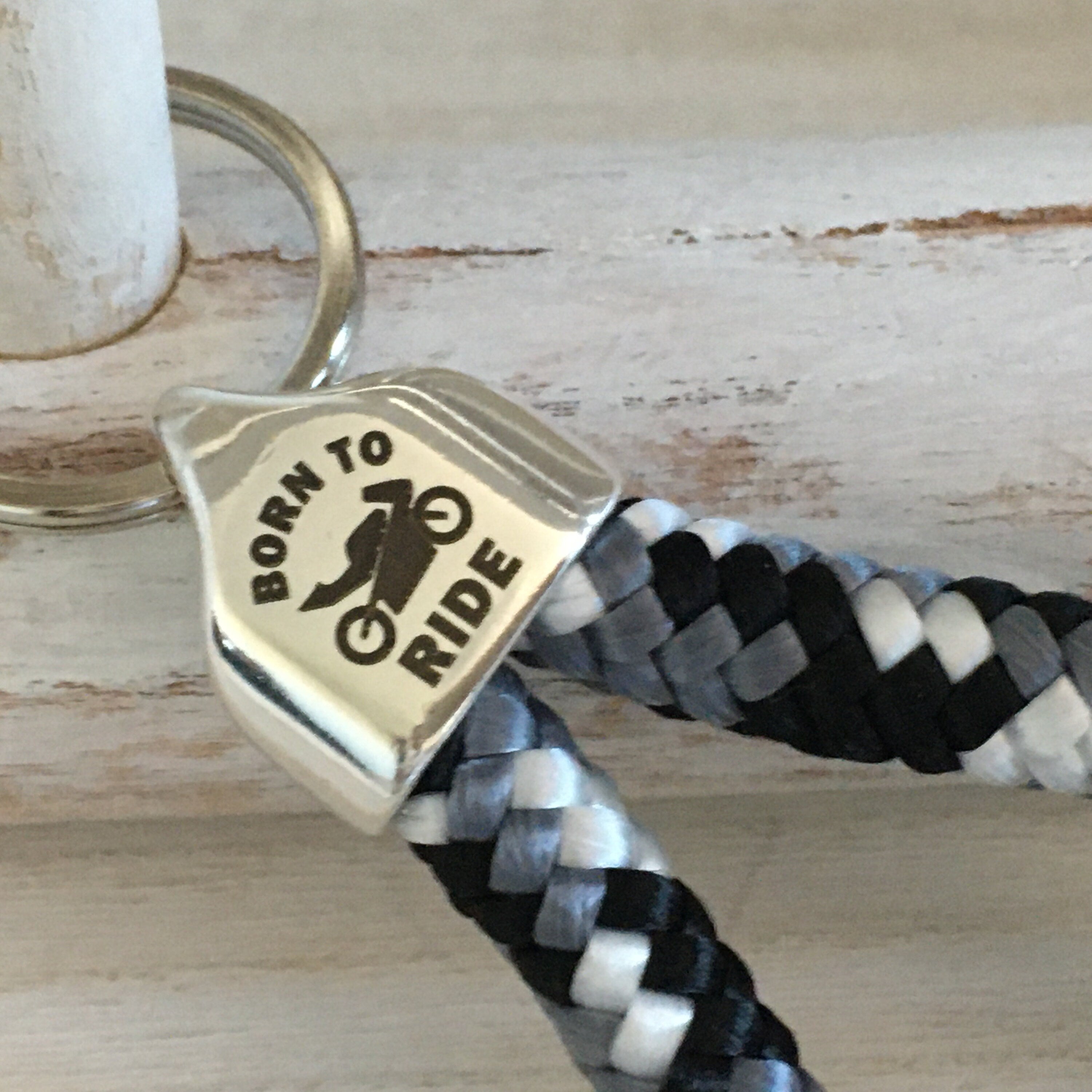 Schlüsselanhänger aus Segelseil mit versilberter Endkappe mit Gravur "Born to ride" und versilberter Schiebeperle, schwarz-weiß-grau-Mix