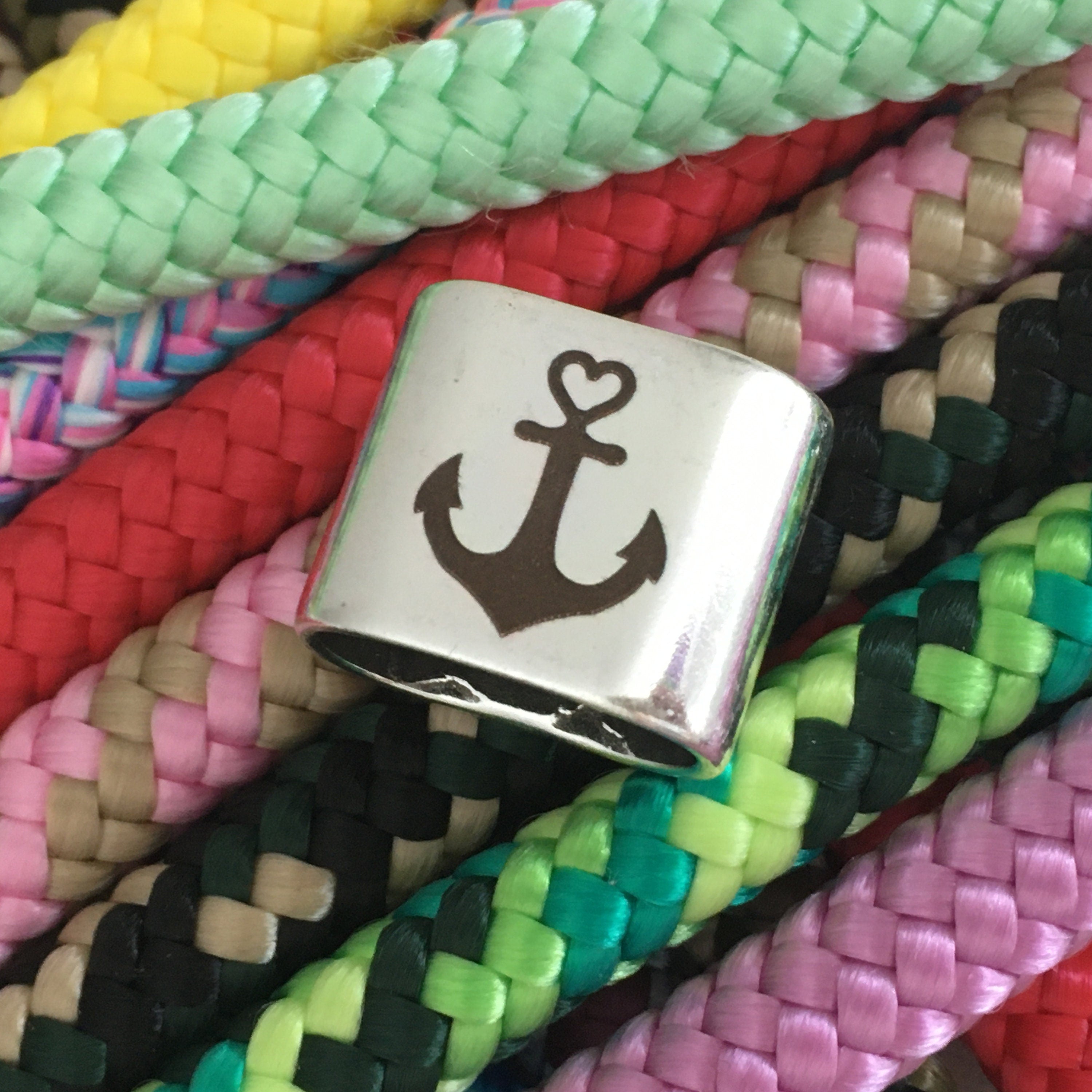 Schlüsselanhänger aus Segelseil mit versilbertem Zwischenstück mit Gravur "Anker dunkel" in Wunschfarbe ganz individuell