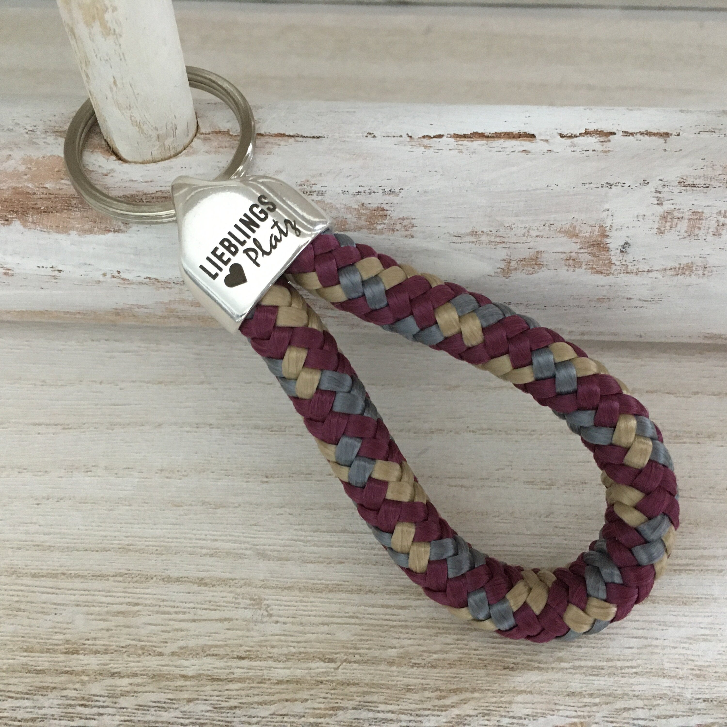 Schlüsselanhänger aus Segelseil mit versilberter Endkappe mit Gravur "Lieblingsplatz", maritimer Schlüsselanhänger, aubergine-beige-grau