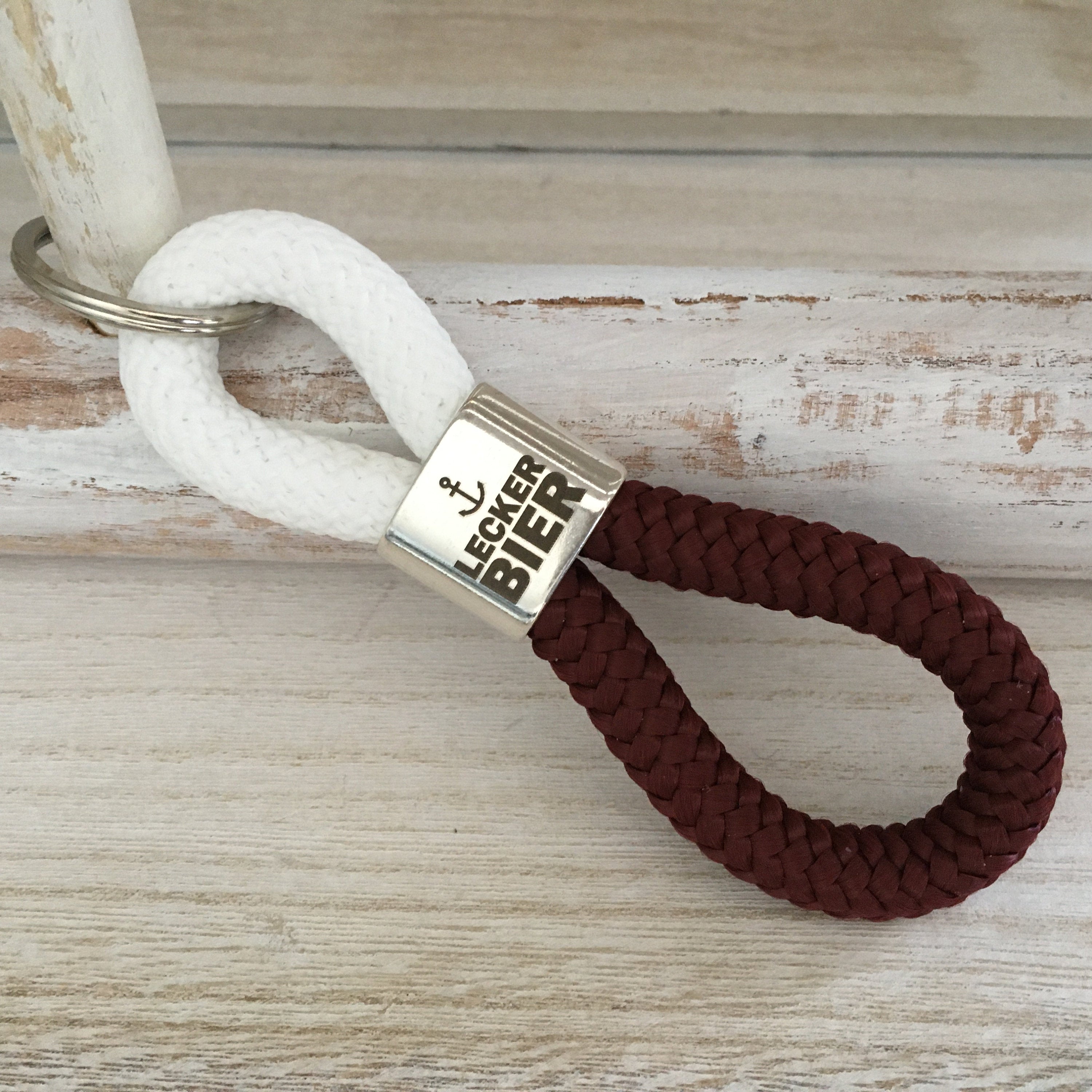 Schlüsselanhänger aus Segelseil mit versilbertem Zwischenstück mit Gravur "Lecker Bier", maritimer Schlüsselanhänger, Schaum/ Altbier